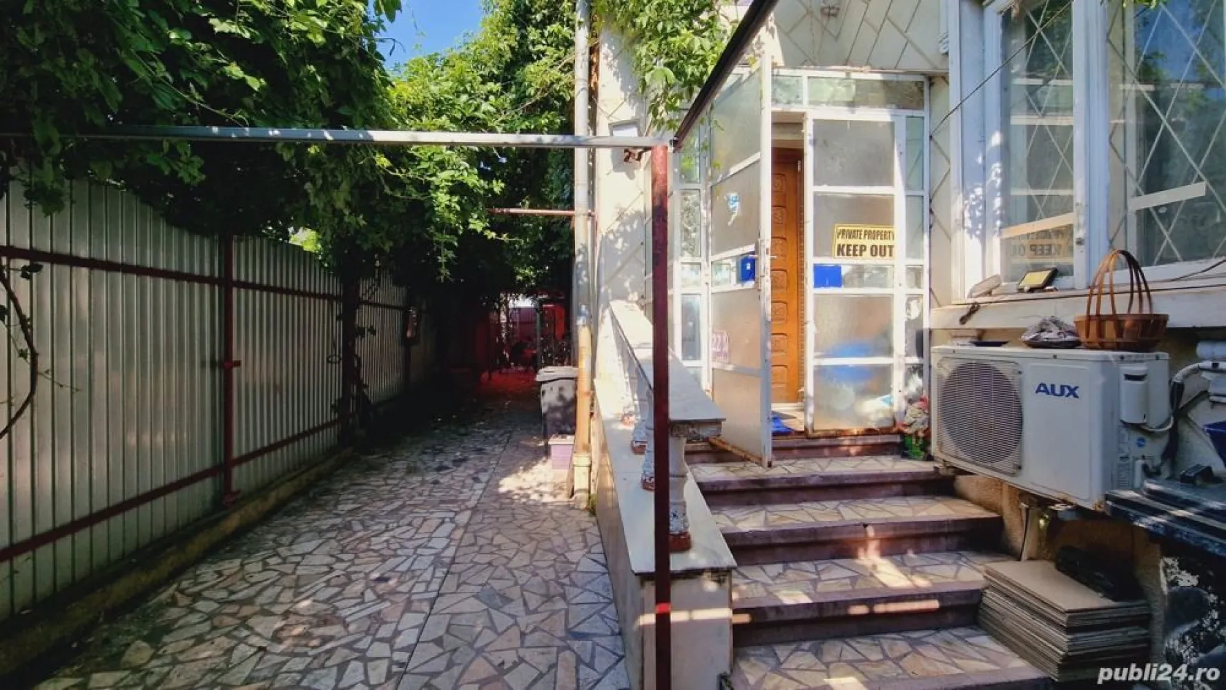 Casă de Vânzare DIRECT PROPRIETar 170mp - Casa de Vânzare DIRECT PROPRIETAR 170mp

Suprafata teren-170MP
Suprafata casa- 100 mp
Suprafata curte-70mp
Pret Vanzare-250.000 Euro

Perfect pentru cabinete medicale,cabinete de avocatura, cabinete de notariat etc si de locuit.

Zona- Strada General Nicolae Haralambie -Tineretului,sector 4,vis-a vis de fabrica ADESGO, aproape de 2 statii de metrou apropiate la 5 minute ( tineretului si eroii revolutiei ) si de foarte multe puncte de acces (tramvai-autobuz,metrou,Maxitaxi)
La 2 minute de Parcul Carol si la 5 minute de Parcul Tineretului

Casa construita stil vagon cu 3 camere spațioase, 2 bai ,bucatarie.
Dispune si de 2 camere la subsol, s-a locuit si la subsol fara nici o problema.
2 Locuri de parcare Exterior in fata portii
1 loc parcare inauntru .
Gaza+apa+Centrala.