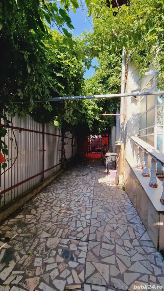 Casă de Vânzare DIRECT PROPRIETar 170mp - Casa de Vânzare DIRECT PROPRIETAR 170mp

Suprafata teren-170MP
Suprafata casa- 100 mp
Suprafata curte-70mp
Pret Vanzare-250.000 Euro

Perfect pentru cabinete medicale,cabinete de avocatura, cabinete de notariat etc si de locuit.

Zona- Strada General Nicolae Haralambie -Tineretului,sector 4,vis-a vis de fabrica ADESGO, aproape de 2 statii de metrou apropiate la 5 minute ( tineretului si eroii revolutiei ) si de foarte multe puncte de acces (tramvai-autobuz,metrou,Maxitaxi)
La 2 minute de Parcul Carol si la 5 minute de Parcul Tineretului

Casa construita stil vagon cu 3 camere spațioase, 2 bai ,bucatarie.
Dispune si de 2 camere la subsol, s-a locuit si la subsol fara nici o problema.
2 Locuri de parcare Exterior in fata portii
1 loc parcare inauntru .
Gaza+apa+Centrala.
