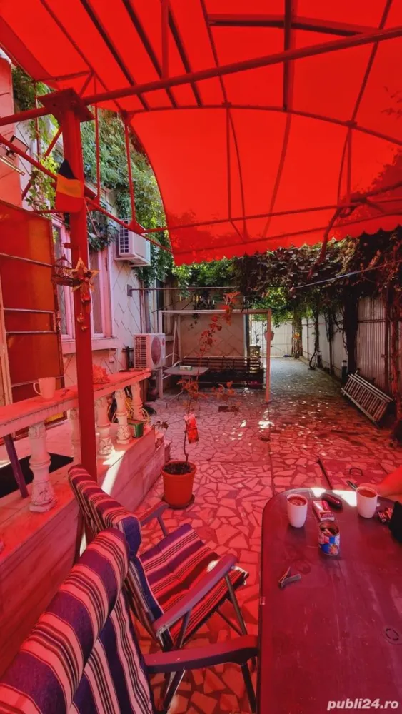 Casă de Vânzare DIRECT PROPRIETar 170mp - Casa de Vânzare DIRECT PROPRIETAR 170mp

Suprafata teren-170MP
Suprafata casa- 100 mp
Suprafata curte-70mp
Pret Vanzare-250.000 Euro

Perfect pentru cabinete medicale,cabinete de avocatura, cabinete de notariat etc si de locuit.

Zona- Strada General Nicolae Haralambie -Tineretului,sector 4,vis-a vis de fabrica ADESGO, aproape de 2 statii de metrou apropiate la 5 minute ( tineretului si eroii revolutiei ) si de foarte multe puncte de acces (tramvai-autobuz,metrou,Maxitaxi)
La 2 minute de Parcul Carol si la 5 minute de Parcul Tineretului

Casa construita stil vagon cu 3 camere spațioase, 2 bai ,bucatarie.
Dispune si de 2 camere la subsol, s-a locuit si la subsol fara nici o problema.
2 Locuri de parcare Exterior in fata portii
1 loc parcare inauntru .
Gaza+apa+Centrala.