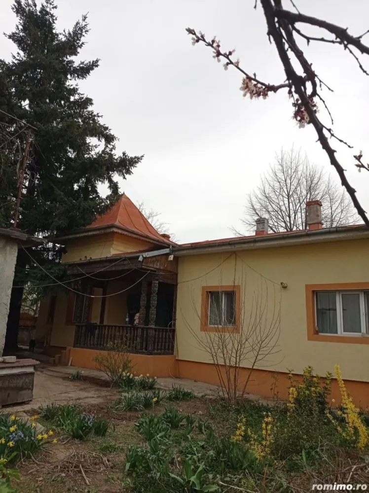 Vânzare casa cu teren - Vând casa situata în Giulesti, 100 metri pătrați, 3 camere, baie, bucătărie, utilităti, centrală termică pe gaze, garaj, renovată exterior și izolată termic 

Teren liber de construcții 600 mp