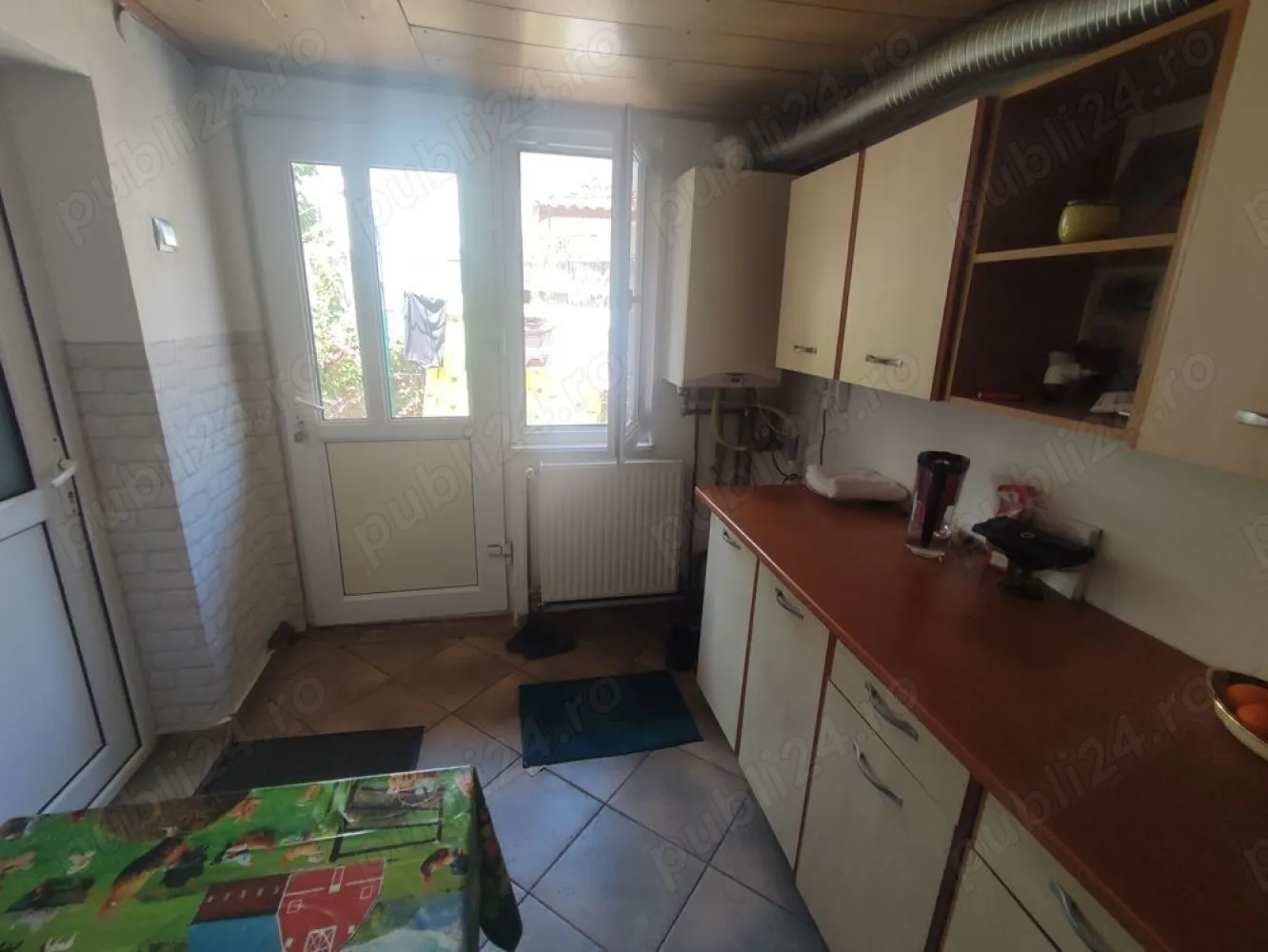 Casa de vânzare Bucureștii Noi - Casă de vânzare in Bucureştii Noi.
Locuinţa se află la 2 min de staţia de metrou Străuleşti şi la 10 min de Complexul Comercial Colosseum pe strada Vârful înalt nr 73, sector 1.
Cartier liniştit; locuinţa este in stare bună.
Se vinde utilată.
Preţ:170000 de euro