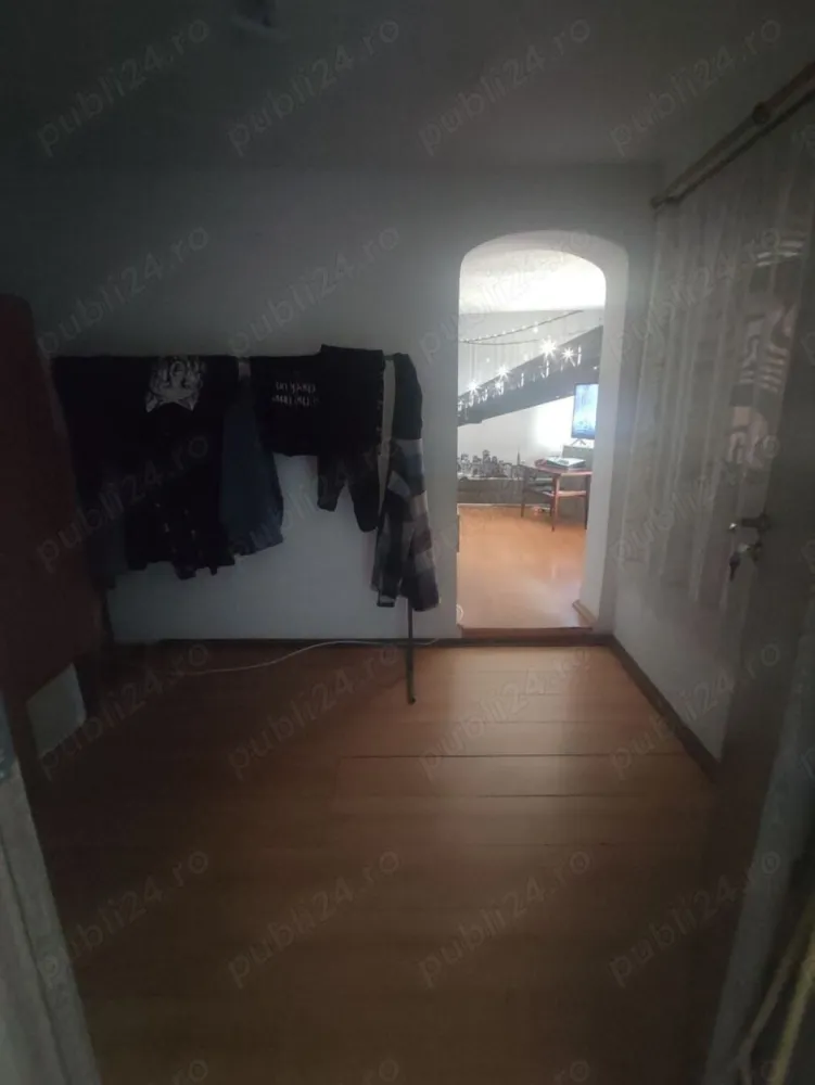 Casa de vânzare Bucureștii Noi - Casă de vânzare in Bucureştii Noi.
Locuinţa se află la 2 min de staţia de metrou Străuleşti şi la 10 min de Complexul Comercial Colosseum pe strada Vârful înalt nr 73, sector 1.
Cartier liniştit; locuinţa este in stare bună.
Se vinde utilată.
Preţ:170000 de euro