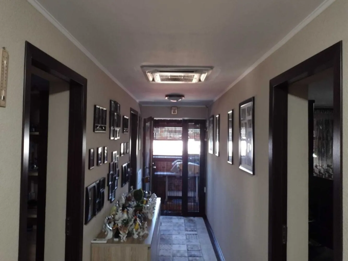 Vila de vanzare Cartierul 23 August - Vila de vanzare cartierul 23 august.Metrou ,școală grădinița ,piata ,parcul Pantelimon hipermarket urî in imediata apropiere.Casa racordata la toate utilitățile în funcțiune,apa,gaz,centrala,aer condiționat,energie electrică.Casa este construita in anul2011.Parter : sufragerie bucătărie baie hol casa scării. Etaj:3dormitoare,baie ,hol,balcon.
Casa are o suprafață construită de 150 m.patrati,pe o suprafață a terenului de130 m.patrati.
Toate actele sunt in regula,suntem proprietarii.
Casa se afla in cartier 23august,zona de reper Cora Pantelimon.