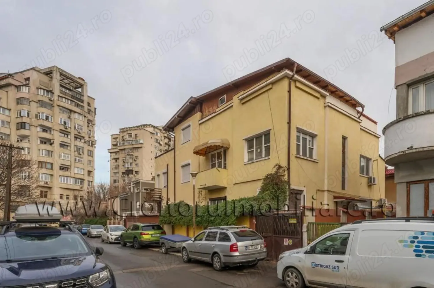 Vand vila Ultracentral! Particular! - Vila se afla intre Rondul Alba Iulia si Mall Vitan.

S+P+1+M , SU- 250 mp, teren 200 mp , 75 mp utili fiecare etaj, amprenta 94 mp, deschidere 11 ml , terasa 20 mp.

Vila este compusa din 2 apartamente, unul la parter si unul la etaj, dand posibilitatea de a locui 2 familii.
Fiecare dintre ele are un hol spatios, doua dormitoare, un living, baie, bucatarie, debara. Cel de la etaj are si balcon.
Apartamentul de la parter are in plus baie de serviciu, terasa inchisa si garajul care este transformat in birou.

La mansarda sunt 3 camere micute (pot fi folosite drept dressingroom depozitare) si o zona de aprox 50 mp open space(poate fi folosit ca sala de sport).
La subsol este pivnita, un atelier si o camera tehnica.

Imobilul dispune de toate utilitatile, centrala proprie, panouri solare, terasa, garaj si loc de parcare. Are o scara principala si una de serviciu care face legatura intre mansarda,pivnita si cele doua apartamente.