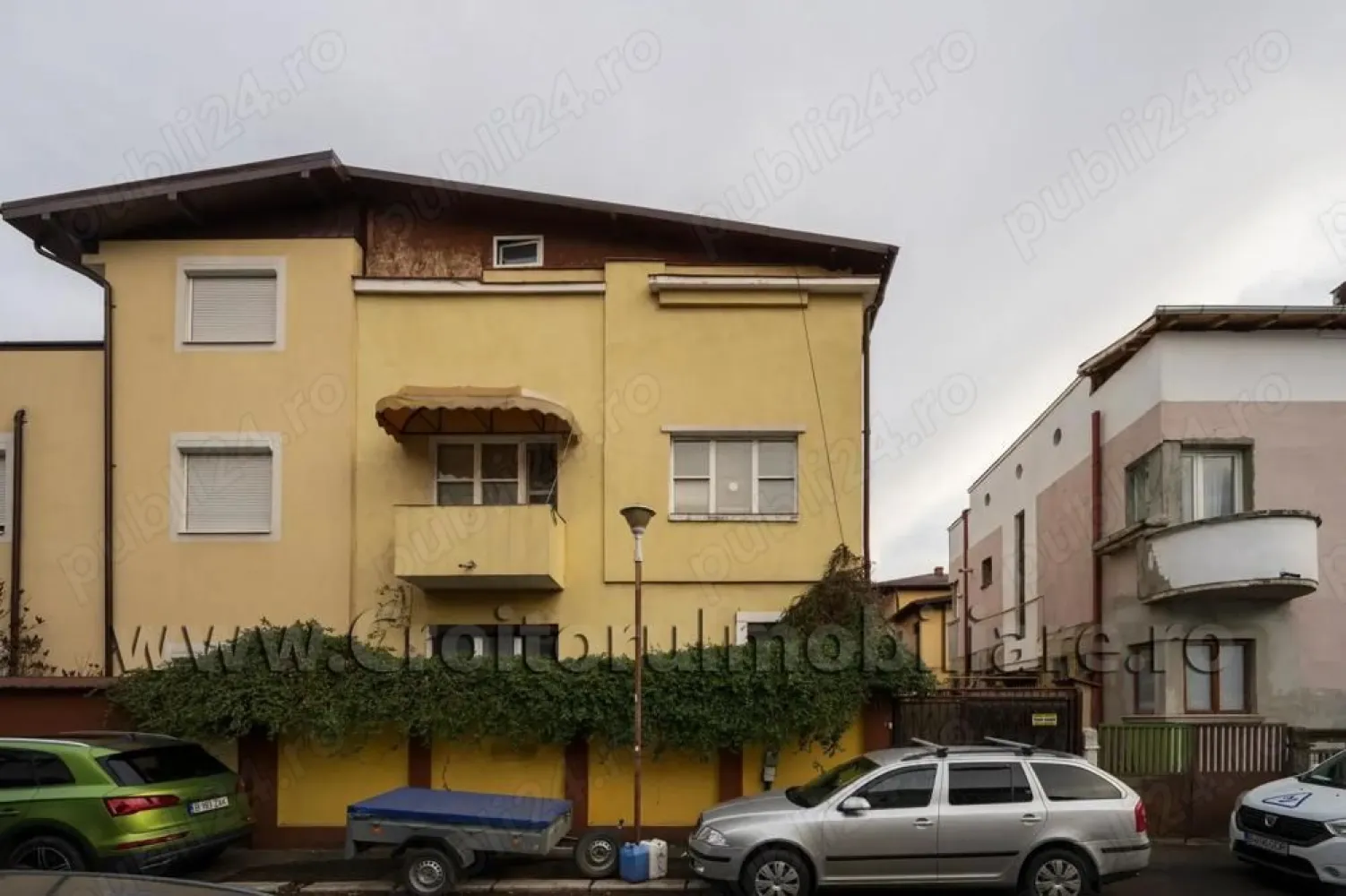 Vand vila Ultracentral! Particular! - Vila se afla intre Rondul Alba Iulia si Mall Vitan.

S+P+1+M , SU- 250 mp, teren 200 mp , 75 mp utili fiecare etaj, amprenta 94 mp, deschidere 11 ml , terasa 20 mp.

Vila este compusa din 2 apartamente, unul la parter si unul la etaj, dand posibilitatea de a locui 2 familii.
Fiecare dintre ele are un hol spatios, doua dormitoare, un living, baie, bucatarie, debara. Cel de la etaj are si balcon.
Apartamentul de la parter are in plus baie de serviciu, terasa inchisa si garajul care este transformat in birou.

La mansarda sunt 3 camere micute (pot fi folosite drept dressingroom depozitare) si o zona de aprox 50 mp open space(poate fi folosit ca sala de sport).
La subsol este pivnita, un atelier si o camera tehnica.

Imobilul dispune de toate utilitatile, centrala proprie, panouri solare, terasa, garaj si loc de parcare. Are o scara principala si una de serviciu care face legatura intre mansarda,pivnita si cele doua apartamente.