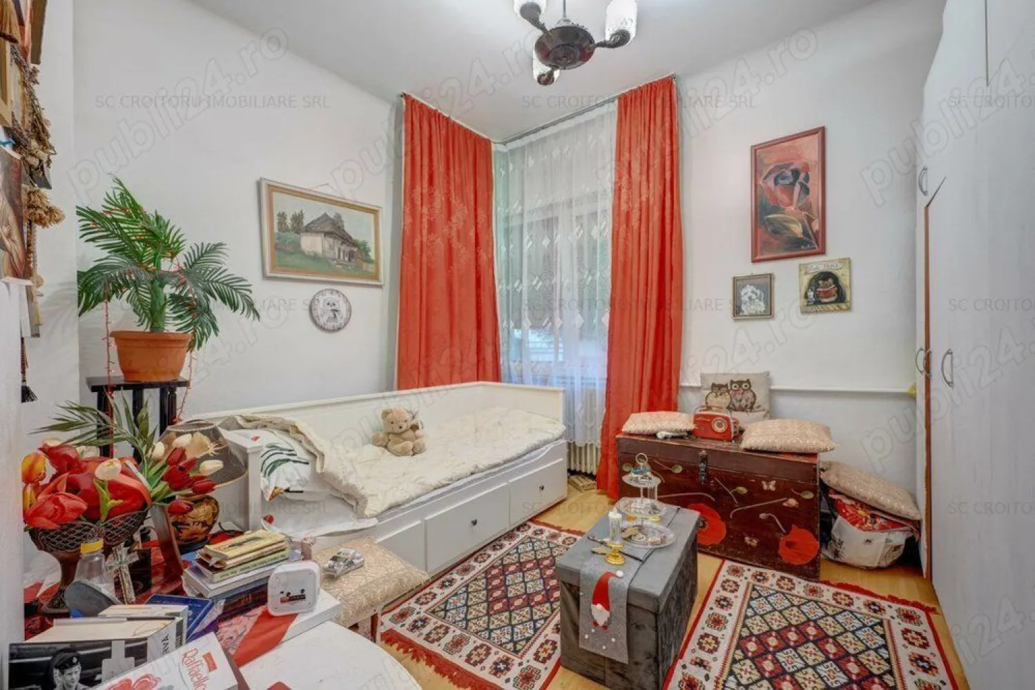 Vand vila Ultracentral! Particular! - Vila se afla intre Rondul Alba Iulia si Mall Vitan.

S+P+1+M , SU- 250 mp, teren 200 mp , 75 mp utili fiecare etaj, amprenta 94 mp, deschidere 11 ml , terasa 20 mp.

Vila este compusa din 2 apartamente, unul la parter si unul la etaj, dand posibilitatea de a locui 2 familii.
Fiecare dintre ele are un hol spatios, doua dormitoare, un living, baie, bucatarie, debara. Cel de la etaj are si balcon.
Apartamentul de la parter are in plus baie de serviciu, terasa inchisa si garajul care este transformat in birou.

La mansarda sunt 3 camere micute (pot fi folosite drept dressingroom depozitare) si o zona de aprox 50 mp open space(poate fi folosit ca sala de sport).
La subsol este pivnita, un atelier si o camera tehnica.

Imobilul dispune de toate utilitatile, centrala proprie, panouri solare, terasa, garaj si loc de parcare. Are o scara principala si una de serviciu care face legatura intre mansarda,pivnita si cele doua apartamente.