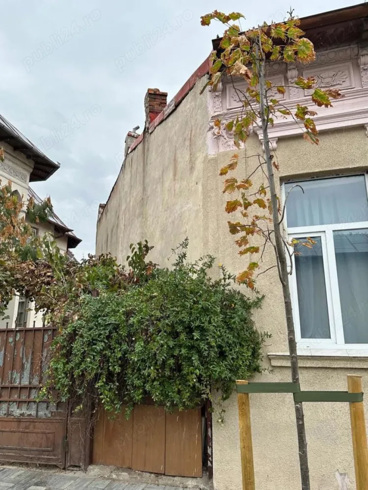 propietar - Propietar vand casă situată în zona Eminescu Ștefan cel Mare singur în curte necesita renovare preț 250.000 E
Preț Discutabil.
Nu colaborez cu agenții.