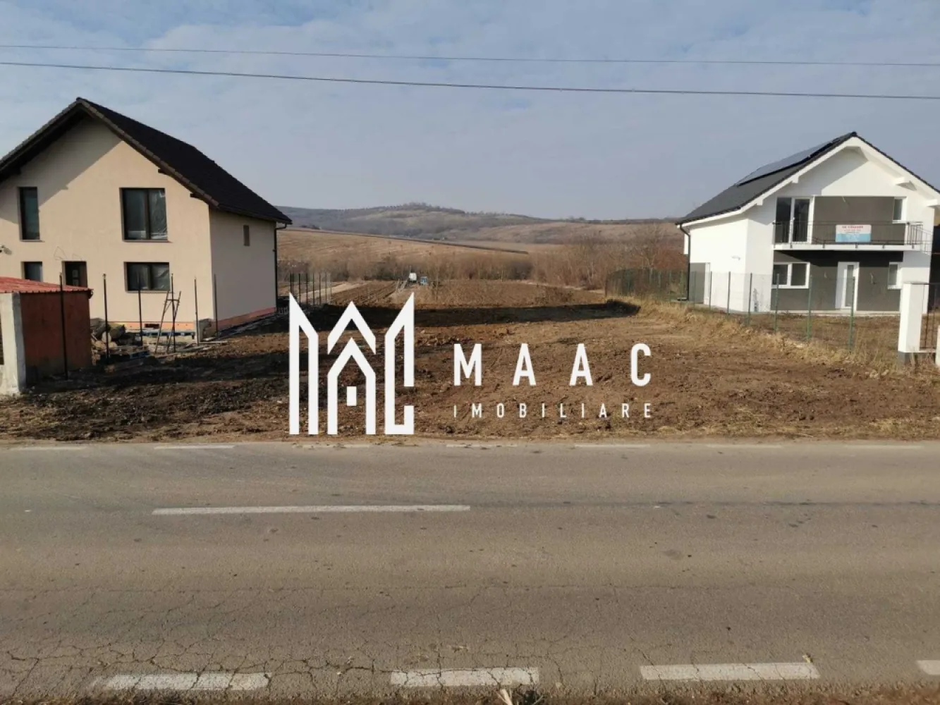 Teren intravilan | Hamba | 750 MPU - Maac imobiliare propune spre vânzare un teren intravilan, cu suprafața de 750 mp, situat în localitatea Hamba, la aproximativ 10 km de municipiul Sibiu, ideal pentru construcție.

 Localizare excelentă – la șoseaua principală, cu acces facil.
 Utilități disponibile:

Canalizare – pe teren

Apă – la aprox. 5,5 metri

Curent electric – la aprox. 2 metri

Gaz natural – la aprox. 11 metri

Terenul este pretabil pentru construcție rezidențială și reprezintă o investiție ideală într-o zonă în dezvoltare.

 Pentru mai multe detalii va rugam specificati telefonic ID: CP2716582