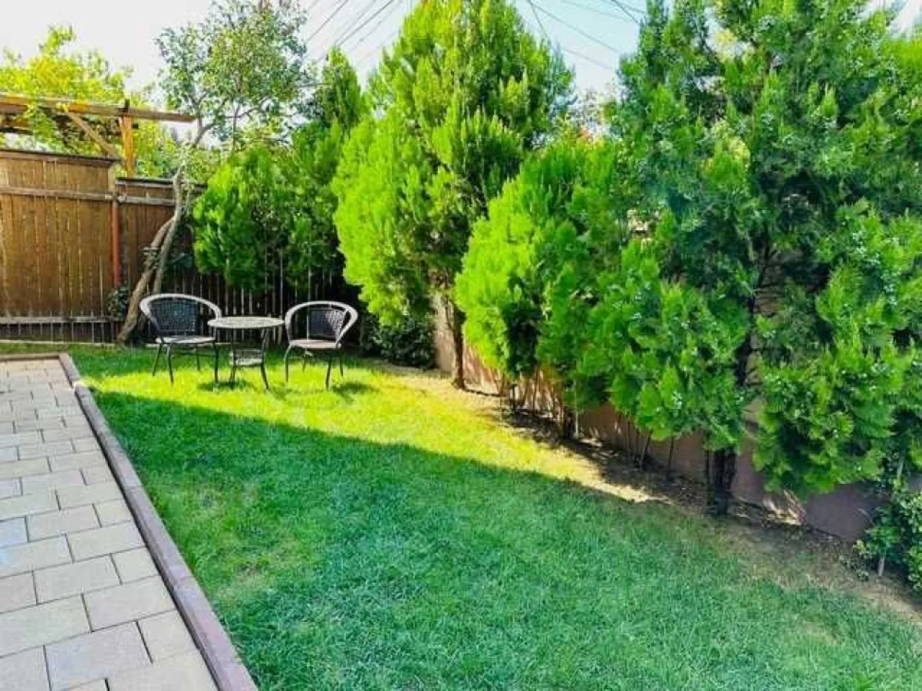 Vila de locuit + birouri P+1+M in Antiaeriana - Margeanului - Realizata cu materiale de calitate si conform tuturor standardelor de calitate in vigoare, in zona Antiaeriana - Margeanului, pe o strada linistita si lata astfel incat au loc masini parcate pe ambele sensuri fara sa fie sentimentul de inghesuiala, cu sens unic dinspre Margeanului catre Antiaeriana.Locuri de parcare in fata curtii 2 + 2 in curte.

Constructie solida din beton si caramida.

Suprafata utila 270 mp, suprafata construita 90 mp, teren 197mp.

Utilitati si dotari: apa, gaze, curent monofazat 10kw,generator 6.5kva, canalizare, fibra optica, interfon cu acces separat curte/casa, supraveghere video si alarma conectate la dispecerat paza, senzori de temperartura in fiecare camera, senzori de fum/co2, 4 aparate A/C 12000btu + 9500btu parter, 18000btu etaj, 12000btu mansarda.Totul se controleaza din telefon!

7 camere + subsol amenajat + garaj + balcon + terasa acoperita.

Curte libera 110 mp, amprenta la sol 90 mp, suprafata utila desfasurata 270 mp.

Organizata ca spatiu de birouri la parter, separat cu usa si spatiu de locuit pe etaj si mansarda.

Se poate vinde ca in poze, mobilat utilat, mobilier ca nou si de cea mai buna calitate la 300.000 euro sau goala la 285.000 euro!