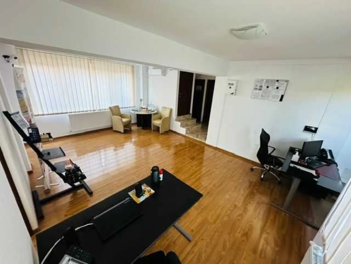 Vila de locuit + birouri P+1+M in Antiaeriana - Margeanului - Realizata cu materiale de calitate si conform tuturor standardelor de calitate in vigoare, in zona Antiaeriana - Margeanului, pe o strada linistita si lata astfel incat au loc masini parcate pe ambele sensuri fara sa fie sentimentul de inghesuiala, cu sens unic dinspre Margeanului catre Antiaeriana.Locuri de parcare in fata curtii 2 + 2 in curte.

Constructie solida din beton si caramida.

Suprafata utila 270 mp, suprafata construita 90 mp, teren 197mp.

Utilitati si dotari: apa, gaze, curent monofazat 10kw,generator 6.5kva, canalizare, fibra optica, interfon cu acces separat curte/casa, supraveghere video si alarma conectate la dispecerat paza, senzori de temperartura in fiecare camera, senzori de fum/co2, 4 aparate A/C 12000btu + 9500btu parter, 18000btu etaj, 12000btu mansarda.Totul se controleaza din telefon!

7 camere + subsol amenajat + garaj + balcon + terasa acoperita.

Curte libera 110 mp, amprenta la sol 90 mp, suprafata utila desfasurata 270 mp.

Organizata ca spatiu de birouri la parter, separat cu usa si spatiu de locuit pe etaj si mansarda.

Se poate vinde ca in poze, mobilat utilat, mobilier ca nou si de cea mai buna calitate la 300.000 euro sau goala la 285.000 euro!