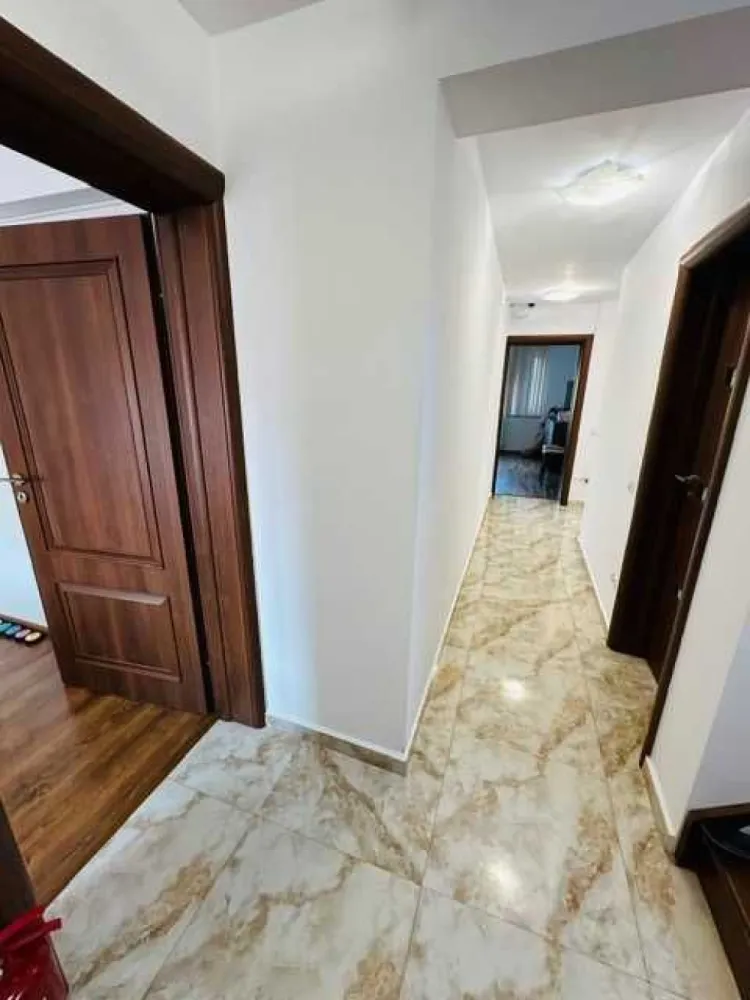Vila de locuit + birouri P+1+M in Antiaeriana - Margeanului - Realizata cu materiale de calitate si conform tuturor standardelor de calitate in vigoare, in zona Antiaeriana - Margeanului, pe o strada linistita si lata astfel incat au loc masini parcate pe ambele sensuri fara sa fie sentimentul de inghesuiala, cu sens unic dinspre Margeanului catre Antiaeriana.Locuri de parcare in fata curtii 2 + 2 in curte.

Constructie solida din beton si caramida.

Suprafata utila 270 mp, suprafata construita 90 mp, teren 197mp.

Utilitati si dotari: apa, gaze, curent monofazat 10kw,generator 6.5kva, canalizare, fibra optica, interfon cu acces separat curte/casa, supraveghere video si alarma conectate la dispecerat paza, senzori de temperartura in fiecare camera, senzori de fum/co2, 4 aparate A/C 12000btu + 9500btu parter, 18000btu etaj, 12000btu mansarda.Totul se controleaza din telefon!

7 camere + subsol amenajat + garaj + balcon + terasa acoperita.

Curte libera 110 mp, amprenta la sol 90 mp, suprafata utila desfasurata 270 mp.

Organizata ca spatiu de birouri la parter, separat cu usa si spatiu de locuit pe etaj si mansarda.

Se poate vinde ca in poze, mobilat utilat, mobilier ca nou si de cea mai buna calitate la 300.000 euro sau goala la 285.000 euro!