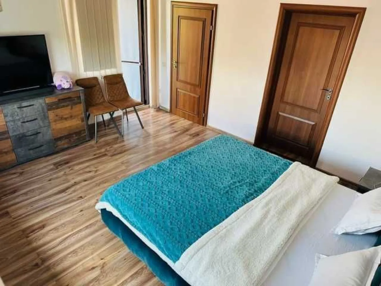 Vila de locuit + birouri P+1+M in Antiaeriana - Margeanului - Realizata cu materiale de calitate si conform tuturor standardelor de calitate in vigoare, in zona Antiaeriana - Margeanului, pe o strada linistita si lata astfel incat au loc masini parcate pe ambele sensuri fara sa fie sentimentul de inghesuiala, cu sens unic dinspre Margeanului catre Antiaeriana.Locuri de parcare in fata curtii 2 + 2 in curte.

Constructie solida din beton si caramida.

Suprafata utila 270 mp, suprafata construita 90 mp, teren 197mp.

Utilitati si dotari: apa, gaze, curent monofazat 10kw,generator 6.5kva, canalizare, fibra optica, interfon cu acces separat curte/casa, supraveghere video si alarma conectate la dispecerat paza, senzori de temperartura in fiecare camera, senzori de fum/co2, 4 aparate A/C 12000btu + 9500btu parter, 18000btu etaj, 12000btu mansarda.Totul se controleaza din telefon!

7 camere + subsol amenajat + garaj + balcon + terasa acoperita.

Curte libera 110 mp, amprenta la sol 90 mp, suprafata utila desfasurata 270 mp.

Organizata ca spatiu de birouri la parter, separat cu usa si spatiu de locuit pe etaj si mansarda.

Se poate vinde ca in poze, mobilat utilat, mobilier ca nou si de cea mai buna calitate la 300.000 euro sau goala la 285.000 euro!