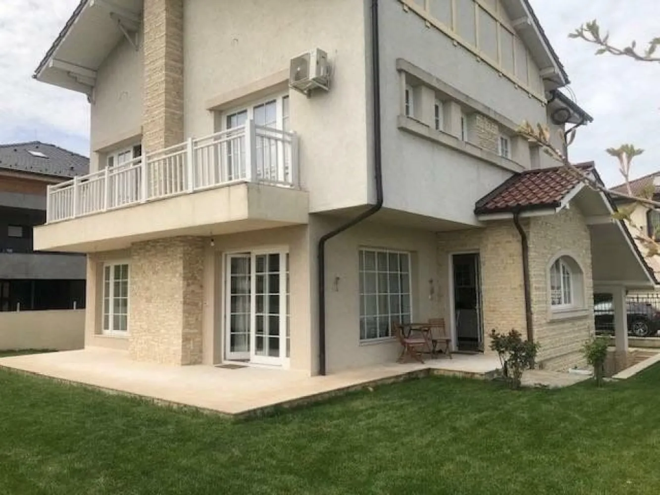 Casa individuala langa lacul Straulesti cu mutare imediata. Direct proprietar - O casă luminoasă şi confortabilă, construită din cărămidă şi izolată eficient cu vată minerală, finisată cu materiale naturale de înaltă calitate, precum parchet din stejar şi tâmplărie din lemn masiv, perfectă pentru o familie cu 2-3 copii. Casa dispune de un subsol generos şi bine luminat, cu ferestre mari şi acces direct în curte, ideal pentru o sală de fitness, saună sau spaţiu de hobby/birou/locuit, pe lângă camera tehnică, spălătorie şi spaţiu de depozitare. La parter, veţi găsi un living spaţios cu şemineu, o bucătărie închisă cu acces la terasă, un birou/dormitor/cameră de oaspeţi şi o baie cu duş. La etaj, dormitorul matrimonial include un dressing, baie en-suite şi acces la balcon, alături de două dormitoare, ambele cu acces la balcon, şi o baie suplimentară. Mansarda, extrem de spaţioasă şi luminoasă, poate fi transformată în spaţiu de locuit, hobby sau birou.

Casa este situată pe un drum privat, într-un cartier liniştit cu 11 case, oferind acces rapid la mall-ul Băneasa şi centrul oraşului. Alte facilităţi includ un carport care poate fi transformat în garaj, o curte cu 300 mp de gazon dotat cu sistem de irigaţie, poartă automată şi un sistem de încălzire pe gaz, cu centrală dotată cu boiler bivalent pregătit pentru panouri solare.