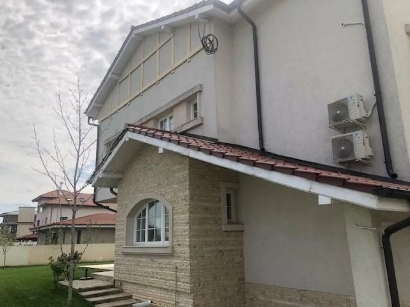 Casa individuala langa lacul Straulesti cu mutare imediata. Direct proprietar - O casă luminoasă şi confortabilă, construită din cărămidă şi izolată eficient cu vată minerală, finisată cu materiale naturale de înaltă calitate, precum parchet din stejar şi tâmplărie din lemn masiv, perfectă pentru o familie cu 2-3 copii. Casa dispune de un subsol generos şi bine luminat, cu ferestre mari şi acces direct în curte, ideal pentru o sală de fitness, saună sau spaţiu de hobby/birou/locuit, pe lângă camera tehnică, spălătorie şi spaţiu de depozitare. La parter, veţi găsi un living spaţios cu şemineu, o bucătărie închisă cu acces la terasă, un birou/dormitor/cameră de oaspeţi şi o baie cu duş. La etaj, dormitorul matrimonial include un dressing, baie en-suite şi acces la balcon, alături de două dormitoare, ambele cu acces la balcon, şi o baie suplimentară. Mansarda, extrem de spaţioasă şi luminoasă, poate fi transformată în spaţiu de locuit, hobby sau birou.

Casa este situată pe un drum privat, într-un cartier liniştit cu 11 case, oferind acces rapid la mall-ul Băneasa şi centrul oraşului. Alte facilităţi includ un carport care poate fi transformat în garaj, o curte cu 300 mp de gazon dotat cu sistem de irigaţie, poartă automată şi un sistem de încălzire pe gaz, cu centrală dotată cu boiler bivalent pregătit pentru panouri solare.