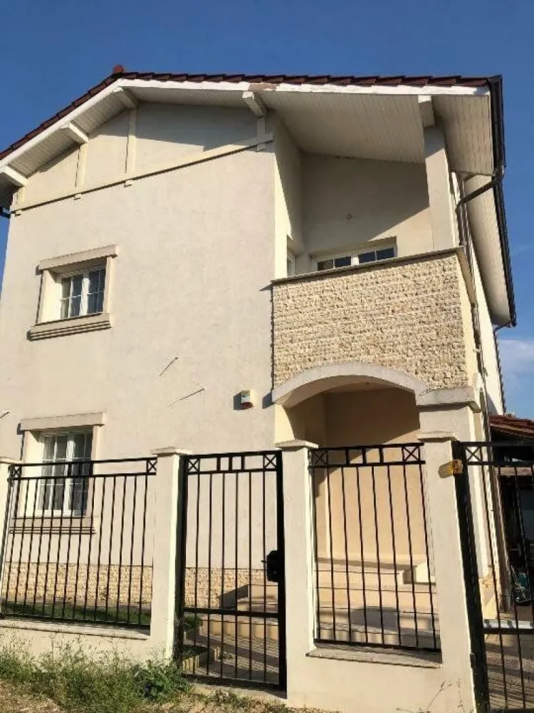 Casa individuala langa lacul Straulesti cu mutare imediata. Direct proprietar - O casă luminoasă şi confortabilă, construită din cărămidă şi izolată eficient cu vată minerală, finisată cu materiale naturale de înaltă calitate, precum parchet din stejar şi tâmplărie din lemn masiv, perfectă pentru o familie cu 2-3 copii. Casa dispune de un subsol generos şi bine luminat, cu ferestre mari şi acces direct în curte, ideal pentru o sală de fitness, saună sau spaţiu de hobby/birou/locuit, pe lângă camera tehnică, spălătorie şi spaţiu de depozitare. La parter, veţi găsi un living spaţios cu şemineu, o bucătărie închisă cu acces la terasă, un birou/dormitor/cameră de oaspeţi şi o baie cu duş. La etaj, dormitorul matrimonial include un dressing, baie en-suite şi acces la balcon, alături de două dormitoare, ambele cu acces la balcon, şi o baie suplimentară. Mansarda, extrem de spaţioasă şi luminoasă, poate fi transformată în spaţiu de locuit, hobby sau birou.

Casa este situată pe un drum privat, într-un cartier liniştit cu 11 case, oferind acces rapid la mall-ul Băneasa şi centrul oraşului. Alte facilităţi includ un carport care poate fi transformat în garaj, o curte cu 300 mp de gazon dotat cu sistem de irigaţie, poartă automată şi un sistem de încălzire pe gaz, cu centrală dotată cu boiler bivalent pregătit pentru panouri solare.