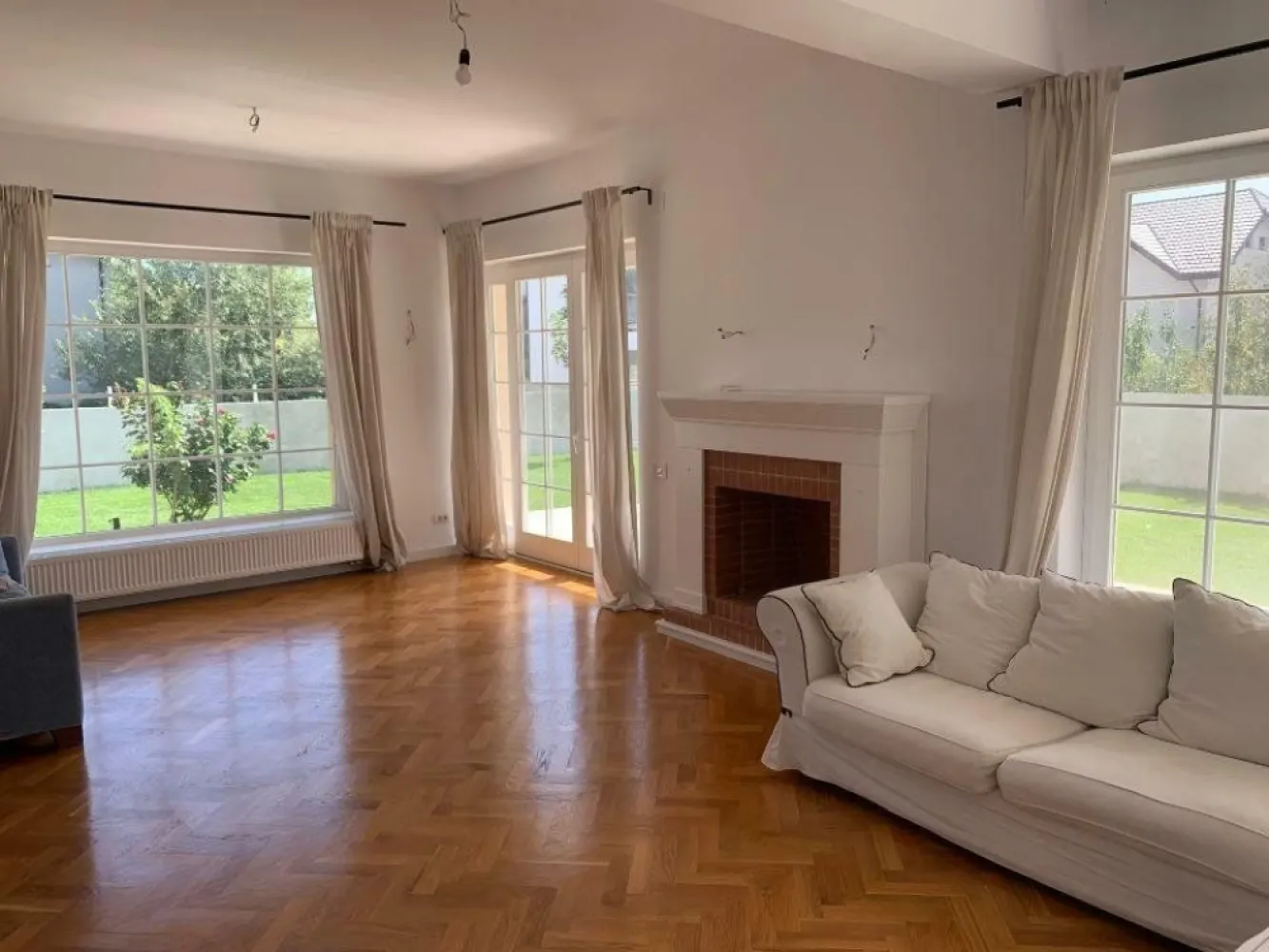 Casa individuala langa lacul Straulesti cu mutare imediata. Direct proprietar - O casă luminoasă şi confortabilă, construită din cărămidă şi izolată eficient cu vată minerală, finisată cu materiale naturale de înaltă calitate, precum parchet din stejar şi tâmplărie din lemn masiv, perfectă pentru o familie cu 2-3 copii. Casa dispune de un subsol generos şi bine luminat, cu ferestre mari şi acces direct în curte, ideal pentru o sală de fitness, saună sau spaţiu de hobby/birou/locuit, pe lângă camera tehnică, spălătorie şi spaţiu de depozitare. La parter, veţi găsi un living spaţios cu şemineu, o bucătărie închisă cu acces la terasă, un birou/dormitor/cameră de oaspeţi şi o baie cu duş. La etaj, dormitorul matrimonial include un dressing, baie en-suite şi acces la balcon, alături de două dormitoare, ambele cu acces la balcon, şi o baie suplimentară. Mansarda, extrem de spaţioasă şi luminoasă, poate fi transformată în spaţiu de locuit, hobby sau birou.

Casa este situată pe un drum privat, într-un cartier liniştit cu 11 case, oferind acces rapid la mall-ul Băneasa şi centrul oraşului. Alte facilităţi includ un carport care poate fi transformat în garaj, o curte cu 300 mp de gazon dotat cu sistem de irigaţie, poartă automată şi un sistem de încălzire pe gaz, cu centrală dotată cu boiler bivalent pregătit pentru panouri solare.