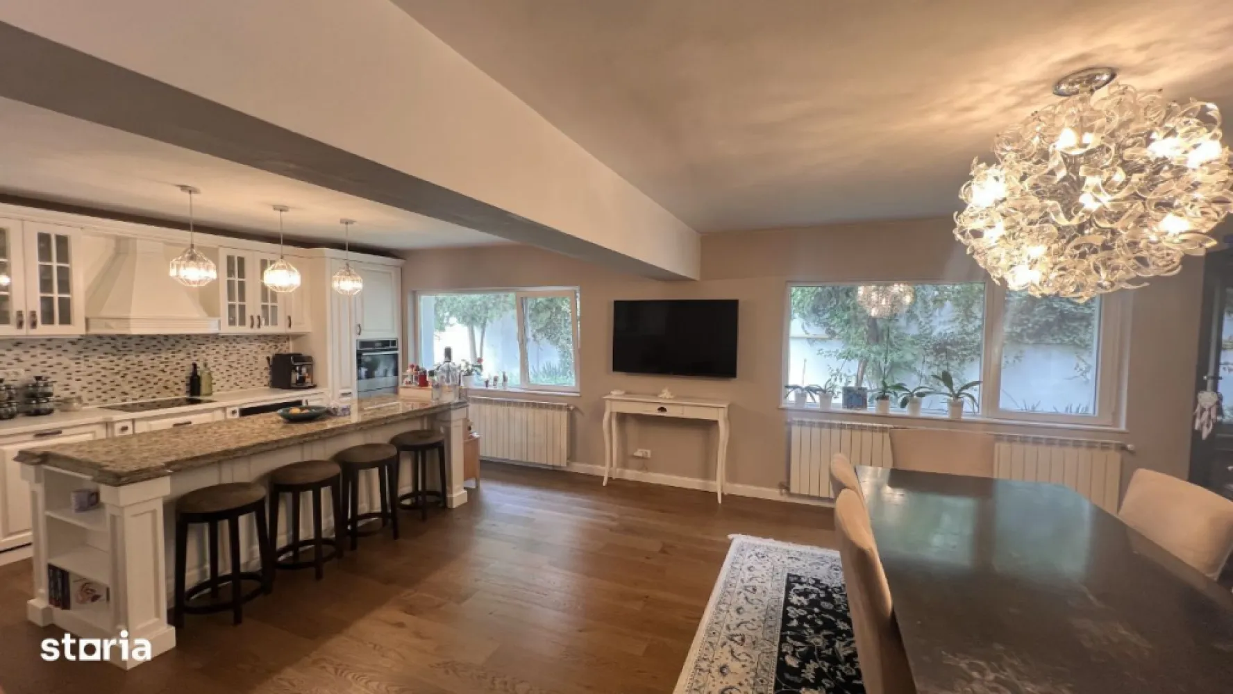 Oportunitate!!! Vila 7 camere Jandarmeriei, Baneasa - Vila de vanzare pe str. Jandarmeriei, in Băneasa, in locatie de exceptie, peste drum de Padurea Baneasa si Stejarii Country Club. Construita in 1995, si renovata in ultimii 2 ani cu materiale de inalta calitate, cu o suprafață utila 310 mp,(parter, etaj si mansarda) si un teren 570 mp, vila are 7 camere, 4 gr. sanitare, un living mare de 70mp. Bucătăria este mobilata cu mobila din lemn masiv de frasin, electronice de top iar insula are blat din granit. In curte pot fi parcate 3-4 mașini si terasa si zona de BBQ este nou amenajata cu deck. Proprietatea are vegetație matura in curte.
Curtea poate fi extinsa cu un teren de 360 mp care se achiziționează separat.