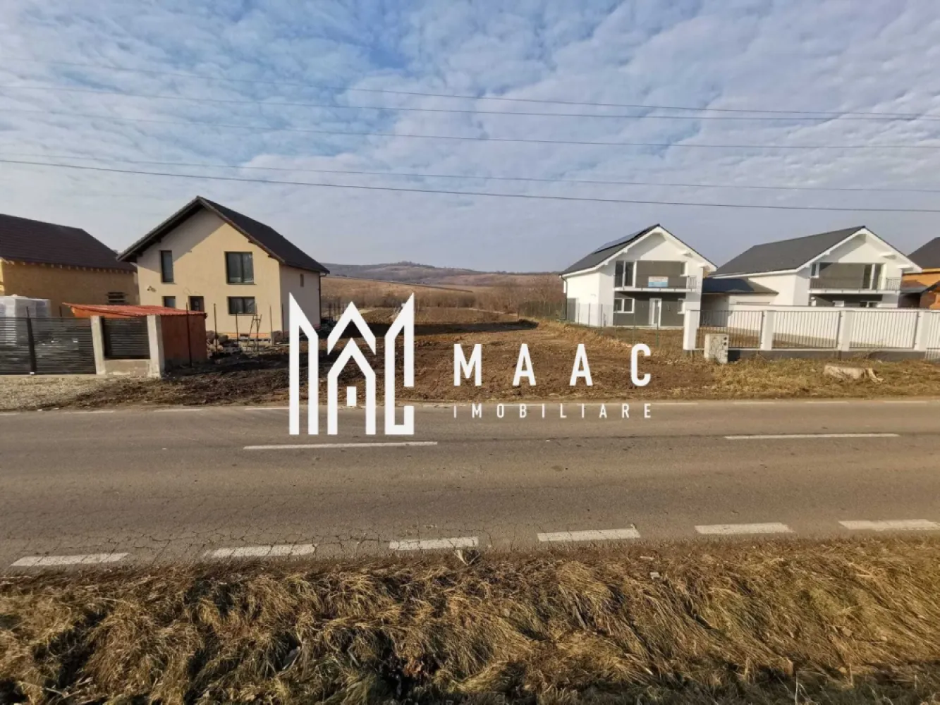 Teren intravilan | Hamba | 750 MPU - Maac imobiliare propune spre vânzare un teren intravilan, cu suprafața de 750 mp, situat în localitatea Hamba, la aproximativ 10 km de municipiul Sibiu, ideal pentru construcție.

 Localizare excelentă – la șoseaua principală, cu acces facil.
 Utilități disponibile:

Canalizare – pe teren

Apă – la aprox. 5,5 metri

Curent electric – la aprox. 2 metri

Gaz natural – la aprox. 11 metri

Terenul este pretabil pentru construcție rezidențială și reprezintă o investiție ideală într-o zonă în dezvoltare.

 Pentru mai multe detalii va rugam specificati telefonic ID: CP2716582