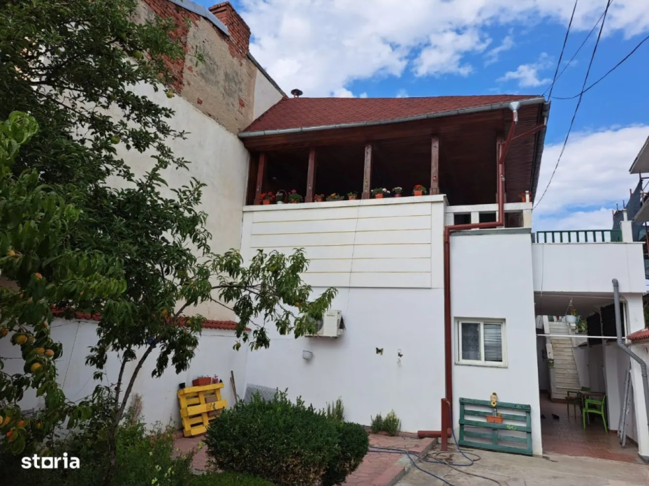 Vand Vila Pipera-Tei(Bd Barbu Vacarescu) - Vila cu finisaje elegante, Zona Barbu Vacarescu- Parc Verdi- Pescariu, la 10min de mers pe jos de Promenada Mall / Metrou Aurel Vlaicu Vila este P+1+mansarda, construita in anul 2000
Detine:
2 living'uri
2 dormitoare
2 bai
2 terase deschise, imbracate in marmura de calitate
1 bucatarie
1 extra camera foarte spatioasa la parter
3 aparate de aer conditionat NOI
2 locuri de parcare in propria curte, posibil 3 1 gradina
Incalzirea se face prin soba moderna(de teracota) pe gaz
Boiler electric pentru apa calda.
Mansarda generoasa ce poate fi transformata in spatiu de locuit Direct de la proprietar
NU COLABOREZ CU AGENTI IMOBILIARI.
Pentru detalii va rog sunati