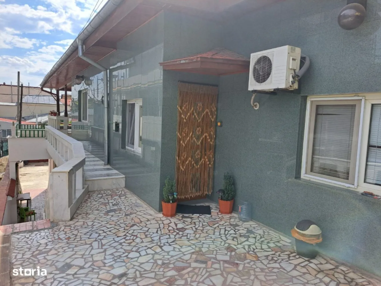 Vand Vila Pipera-Tei(Bd Barbu Vacarescu) - Vila cu finisaje elegante, Zona Barbu Vacarescu- Parc Verdi- Pescariu, la 10min de mers pe jos de Promenada Mall / Metrou Aurel Vlaicu Vila este P+1+mansarda, construita in anul 2000
Detine:
2 living'uri
2 dormitoare
2 bai
2 terase deschise, imbracate in marmura de calitate
1 bucatarie
1 extra camera foarte spatioasa la parter
3 aparate de aer conditionat NOI
2 locuri de parcare in propria curte, posibil 3 1 gradina
Incalzirea se face prin soba moderna(de teracota) pe gaz
Boiler electric pentru apa calda.
Mansarda generoasa ce poate fi transformata in spatiu de locuit Direct de la proprietar
NU COLABOREZ CU AGENTI IMOBILIARI.
Pentru detalii va rog sunati