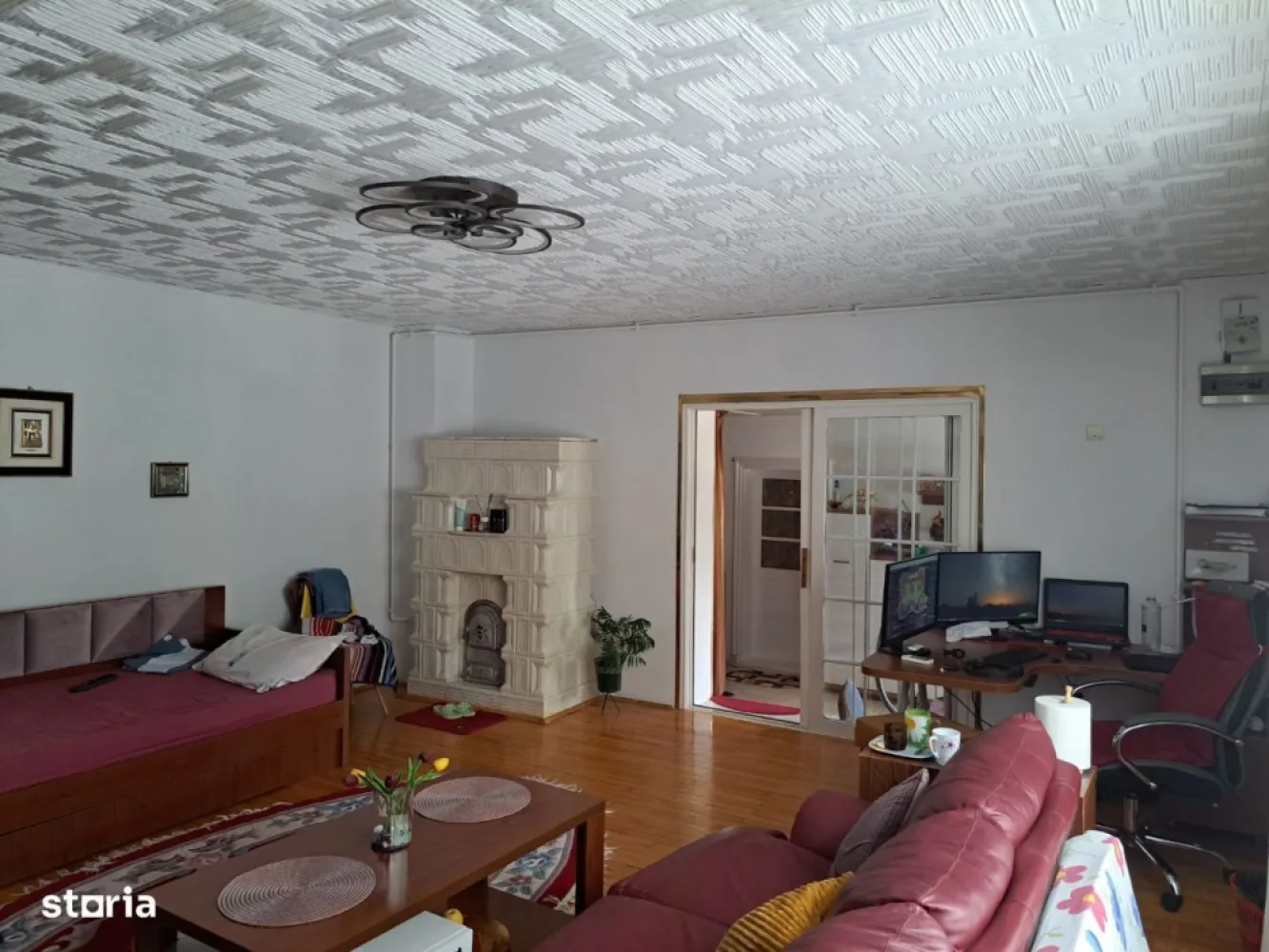 Vand Vila Pipera-Tei(Bd Barbu Vacarescu) - Vila cu finisaje elegante, Zona Barbu Vacarescu- Parc Verdi- Pescariu, la 10min de mers pe jos de Promenada Mall / Metrou Aurel Vlaicu Vila este P+1+mansarda, construita in anul 2000
Detine:
2 living'uri
2 dormitoare
2 bai
2 terase deschise, imbracate in marmura de calitate
1 bucatarie
1 extra camera foarte spatioasa la parter
3 aparate de aer conditionat NOI
2 locuri de parcare in propria curte, posibil 3 1 gradina
Incalzirea se face prin soba moderna(de teracota) pe gaz
Boiler electric pentru apa calda.
Mansarda generoasa ce poate fi transformata in spatiu de locuit Direct de la proprietar
NU COLABOREZ CU AGENTI IMOBILIARI.
Pentru detalii va rog sunati