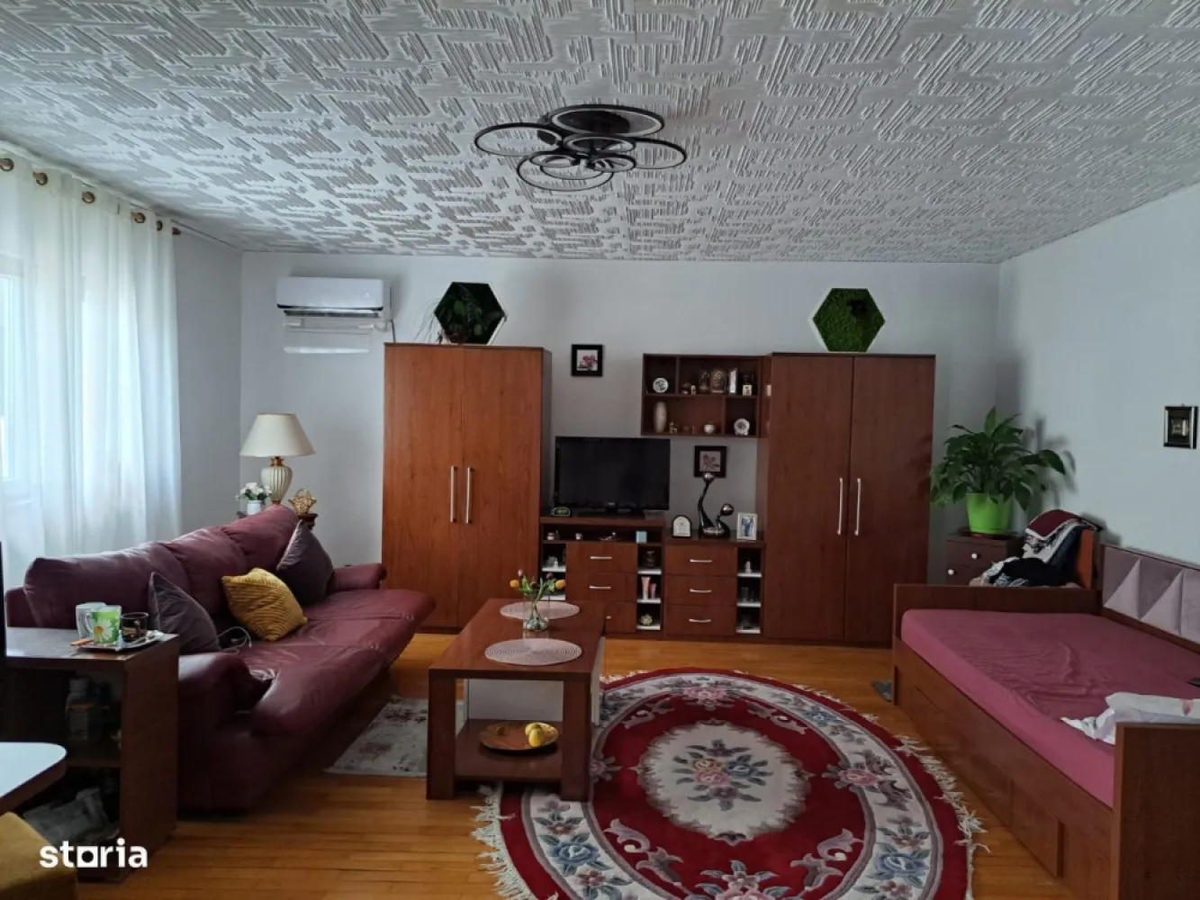Vand Vila Pipera-Tei(Bd Barbu Vacarescu) - Vila cu finisaje elegante, Zona Barbu Vacarescu- Parc Verdi- Pescariu, la 10min de mers pe jos de Promenada Mall / Metrou Aurel Vlaicu Vila este P+1+mansarda, construita in anul 2000
Detine:
2 living'uri
2 dormitoare
2 bai
2 terase deschise, imbracate in marmura de calitate
1 bucatarie
1 extra camera foarte spatioasa la parter
3 aparate de aer conditionat NOI
2 locuri de parcare in propria curte, posibil 3 1 gradina
Incalzirea se face prin soba moderna(de teracota) pe gaz
Boiler electric pentru apa calda.
Mansarda generoasa ce poate fi transformata in spatiu de locuit Direct de la proprietar
NU COLABOREZ CU AGENTI IMOBILIARI.
Pentru detalii va rog sunati