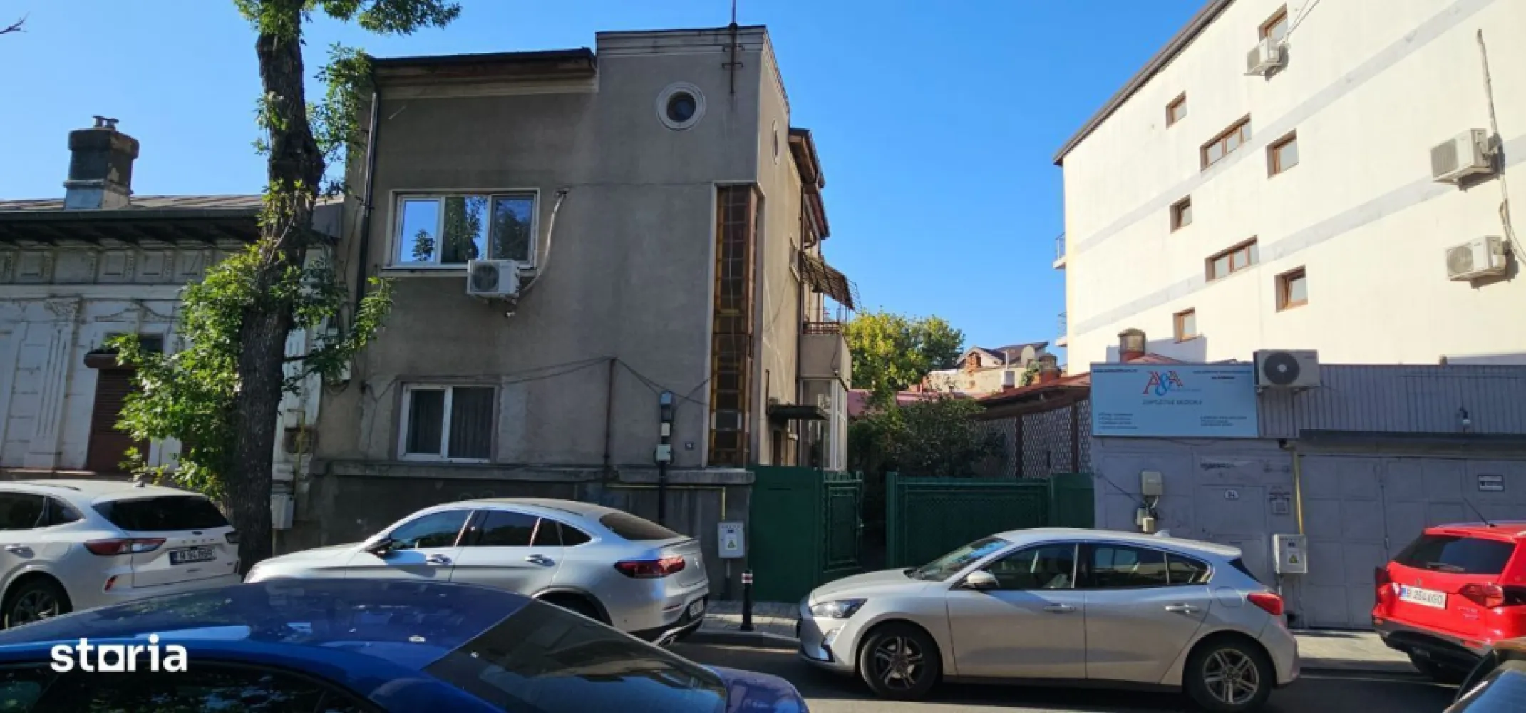 Vila P+1 Piața Muncii , strada Orzari, apartament cu 3 camere la Parer - Apartament în vila P+1. Se vinde apartamentul de la parter iar la etaj mai locuiește o familie de două persoane liniștite (doctorița și inginer). 
Vila este S+P+1+M și este construita din caramida cu planșee de beton armat. 
Teren de 191 mp conform cadastru, din care curte liberă 63 mp.
În curte sunt și două magazii de 8 mp împreună și una dintre ele este în proprietate. 
La subsol  exista un spațiu comun (o spălătorie) și două camere în proprietate, una de 0,6 mp și alta de 20,4 mp.
La parterul imobilului se află apartamentul de 3 camere cu suprafața utila de 93,7 mp.
Parterul a fost renovat si consolidat prin cămășuire cu plasa SPPB, cupoane în cărămidă + torcretare (tencuială) iar fundația din partea din față a case a fost consolidata prin subfundare cu fundație continuă de beton armat.
La mansarda se află o camera de de depozitare de 5, 1 mp în proprietate și podul comun cu vecinul, pod înalt unde pe viitor se poate compartimenta și locui, bineînțeles cu acordul vecinului.
Apartamentul se vinde mobilat și cu mobila de din lemn masiv, parchet din lemn masiv (vezi pozele). Apartamentul este legat la utilitati: gaz, electricitate, canalizare, digi și are central proprie.
Pentru detalii și vizionare vă rog să mă contactați la telefon , iar dacă nu răspund vă rog să îmi lăsați un mesaj și voi reveni.