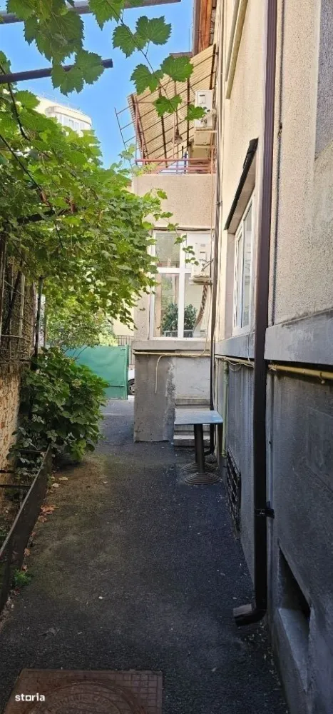 Vila P+1 Piața Muncii , strada Orzari, apartament cu 3 camere la Parer - Apartament în vila P+1. Se vinde apartamentul de la parter iar la etaj mai locuiește o familie de două persoane liniștite (doctorița și inginer). 
Vila este S+P+1+M și este construita din caramida cu planșee de beton armat. 
Teren de 191 mp conform cadastru, din care curte liberă 63 mp.
În curte sunt și două magazii de 8 mp împreună și una dintre ele este în proprietate. 
La subsol  exista un spațiu comun (o spălătorie) și două camere în proprietate, una de 0,6 mp și alta de 20,4 mp.
La parterul imobilului se află apartamentul de 3 camere cu suprafața utila de 93,7 mp.
Parterul a fost renovat si consolidat prin cămășuire cu plasa SPPB, cupoane în cărămidă + torcretare (tencuială) iar fundația din partea din față a case a fost consolidata prin subfundare cu fundație continuă de beton armat.
La mansarda se află o camera de de depozitare de 5, 1 mp în proprietate și podul comun cu vecinul, pod înalt unde pe viitor se poate compartimenta și locui, bineînțeles cu acordul vecinului.
Apartamentul se vinde mobilat și cu mobila de din lemn masiv, parchet din lemn masiv (vezi pozele). Apartamentul este legat la utilitati: gaz, electricitate, canalizare, digi și are central proprie.
Pentru detalii și vizionare vă rog să mă contactați la telefon , iar dacă nu răspund vă rog să îmi lăsați un mesaj și voi reveni.