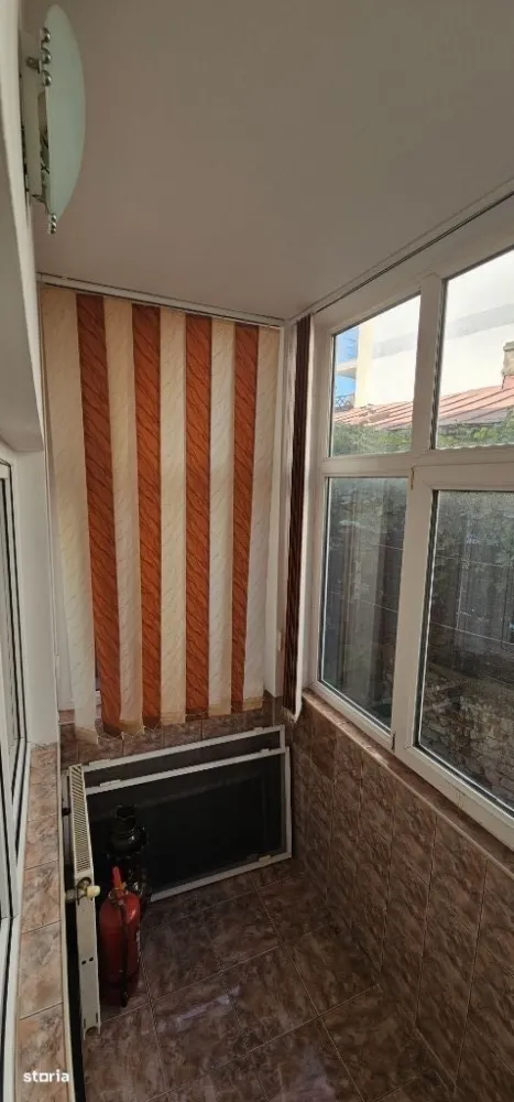 Vila P+1 Piața Muncii , strada Orzari, apartament cu 3 camere la Parer - Apartament în vila P+1. Se vinde apartamentul de la parter iar la etaj mai locuiește o familie de două persoane liniștite (doctorița și inginer). 
Vila este S+P+1+M și este construita din caramida cu planșee de beton armat. 
Teren de 191 mp conform cadastru, din care curte liberă 63 mp.
În curte sunt și două magazii de 8 mp împreună și una dintre ele este în proprietate. 
La subsol  exista un spațiu comun (o spălătorie) și două camere în proprietate, una de 0,6 mp și alta de 20,4 mp.
La parterul imobilului se află apartamentul de 3 camere cu suprafața utila de 93,7 mp.
Parterul a fost renovat si consolidat prin cămășuire cu plasa SPPB, cupoane în cărămidă + torcretare (tencuială) iar fundația din partea din față a case a fost consolidata prin subfundare cu fundație continuă de beton armat.
La mansarda se află o camera de de depozitare de 5, 1 mp în proprietate și podul comun cu vecinul, pod înalt unde pe viitor se poate compartimenta și locui, bineînțeles cu acordul vecinului.
Apartamentul se vinde mobilat și cu mobila de din lemn masiv, parchet din lemn masiv (vezi pozele). Apartamentul este legat la utilitati: gaz, electricitate, canalizare, digi și are central proprie.
Pentru detalii și vizionare vă rog să mă contactați la telefon , iar dacă nu răspund vă rog să îmi lăsați un mesaj și voi reveni.