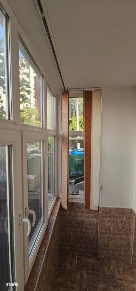 Vila P+1 Piața Muncii , strada Orzari, apartament cu 3 camere la Parer - Apartament în vila P+1. Se vinde apartamentul de la parter iar la etaj mai locuiește o familie de două persoane liniștite (doctorița și inginer). 
Vila este S+P+1+M și este construita din caramida cu planșee de beton armat. 
Teren de 191 mp conform cadastru, din care curte liberă 63 mp.
În curte sunt și două magazii de 8 mp împreună și una dintre ele este în proprietate. 
La subsol  exista un spațiu comun (o spălătorie) și două camere în proprietate, una de 0,6 mp și alta de 20,4 mp.
La parterul imobilului se află apartamentul de 3 camere cu suprafața utila de 93,7 mp.
Parterul a fost renovat si consolidat prin cămășuire cu plasa SPPB, cupoane în cărămidă + torcretare (tencuială) iar fundația din partea din față a case a fost consolidata prin subfundare cu fundație continuă de beton armat.
La mansarda se află o camera de de depozitare de 5, 1 mp în proprietate și podul comun cu vecinul, pod înalt unde pe viitor se poate compartimenta și locui, bineînțeles cu acordul vecinului.
Apartamentul se vinde mobilat și cu mobila de din lemn masiv, parchet din lemn masiv (vezi pozele). Apartamentul este legat la utilitati: gaz, electricitate, canalizare, digi și are central proprie.
Pentru detalii și vizionare vă rog să mă contactați la telefon , iar dacă nu răspund vă rog să îmi lăsați un mesaj și voi reveni.