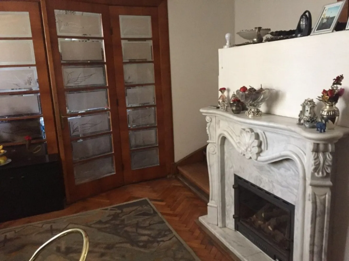 Vila - central in vecinatatea Palatului Parlamentului - Central vila 6 camere + mansarda locuibila(2 camere) .
Aflata in centrul Bucurestiului in vecinatatea Palatului Parlamentului ,vila dispune si de o mica curte in care se poate parca o masina..
Parterul este format dintr-un living cu semineu pe gaze,si inca 2 camere, bucataria , un grup sanitar, un spațiu de depozitare ,și o mica curte.
Etajul 1 dispune de 3 dormitoare, doua din ele cu ieșire spre balcon,respectiv logie.
Mansarda este locuibila,compartimentata in 2 camere,una dintre ele fiind dotata cu un semineu pe lemne care sporeste ambientul si ofera o atmosfera intima..
La mezanin se afla un grup sanitar si baia.
Demisolul este compartimentat in 4 camere .
Imobilul se pretează si ca sediu pentru firmă .
In fata casei, mai sunt 2 locuri de parcare rezervate .