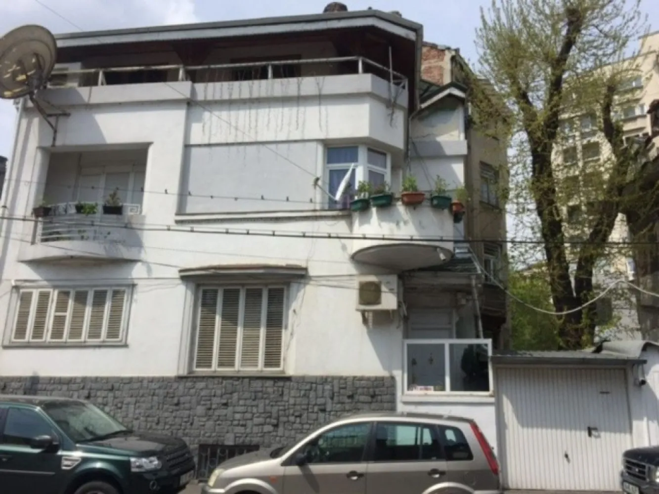 Vila - central in vecinatatea Palatului Parlamentului - Central vila 6 camere + mansarda locuibila(2 camere) .
Aflata in centrul Bucurestiului in vecinatatea Palatului Parlamentului ,vila dispune si de o mica curte in care se poate parca o masina..
Parterul este format dintr-un living cu semineu pe gaze,si inca 2 camere, bucataria , un grup sanitar, un spațiu de depozitare ,și o mica curte.
Etajul 1 dispune de 3 dormitoare, doua din ele cu ieșire spre balcon,respectiv logie.
Mansarda este locuibila,compartimentata in 2 camere,una dintre ele fiind dotata cu un semineu pe lemne care sporeste ambientul si ofera o atmosfera intima..
La mezanin se afla un grup sanitar si baia.
Demisolul este compartimentat in 4 camere .
Imobilul se pretează si ca sediu pentru firmă .
In fata casei, mai sunt 2 locuri de parcare rezervate .