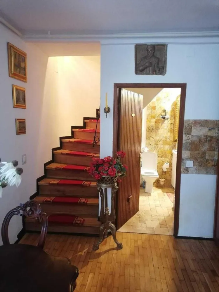 COTROCENI - Cuibușorul de nebunii al pictorului Zamfir DUMITRESCU - Cuibușor de nebunii, te așteaptă ca să vii, să locuiești acolo unde a trăit, a visat, a creat fumându-și trabucurile, pictorul Zamfir Dumitrescu într-o perioadă a vieții sale. Cuibul se află în Cartierul Cotroceni, pe strada Sfântul Elefterie (strada care unește Piața Operei de Academia Militară), în vecinătatea imediată a Bisericii „Sfântul Elefterie” - Vechi, într-o curte comună, dispunând de 100 mp teren (liber 40 mp și cu construcții 60 mp) având un loc de parcare în curte.
 Cu șemineu și vitralii, construcția din anul 1920 are o suprafață de 100 mp utili (50 parter cu înălțimea de 3,5 m și 50 pod mansardat) și a fost restaurată integral în anul 2020 de actualii proprietari, fiind schimbate: acoperișul, instalația electrică și cea sanitară, centrala pe gaz și instalația de încălzire pe cupru și calorifere din oțel, geamuri exterioare PVC Veka cu jaluzele și plasă țânțari, fereastră Velux în mansardă, rașchetat și lăcuit parchetul și refăcut șemineul.
 Cu acces direct din casă, în proprietatea exclusivă, proprietarul se va bucura de o fermecătoare grădină de 70 mp, înconjurată de grădinile altor proprietari, în care se va bucura de „umbrela” unei sălcii, de contorsionatele crengi ale unui salcâm japonez și de cetina unui brad ce așteaptă a fi împodobit de membrii familiei, copaci ce-i putem admira și de pe terasa grădinii sau din foișorul de 17 mp, renovat în anul 2020, în timp ce ciripitul păsărilor ne încântă auzul.
 Cuibușorul se vinde cu bucătăria complet utilată (electrocasnice noi Franke, frigider no frost Grunding, mașină de spălat Electrolux), cu mobilierul și dotările băii și cu foișorul/bucătăria de vară completă (apă caldă și rece, plită cu gaz, frigider, dozator apă, cuptor/grătar cărămidă).
 Vecinii, cele două familii, sunt la fel ca toți vecinii, sunt oameni. 
 Călătorule, opreștete și nu mai pleca!
 Nu rata oportunitatea de a trăi într-un mediu romantic, boem cu vibrații aristocrato-artistice!