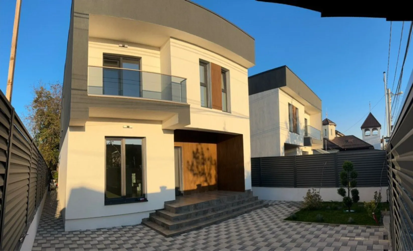 Vile moderne P+1 strada Jiului în oraș Voluntari - -Vila modernă P+1 E
-An construcție 2024
-Toate utilitățile 
Apă, canal , gaze, curent 
-Suprafață toată la curte 300 mp
-Suprafata toatala parter -86,42 mp
Living 39 mp
Bucătărie 15 mp
Hol 11 mp
Baie 6 mp
Terasa acces 6 mp
Terasa spate 18 mp
-Suprafața totala etaj 1 - 93 mp
Dormitor matrimonial 17 mp 
Dormitor2 -16,5
Dormitor 3 -16,5
Baie matrimonială -7,5
Baie2 - 7,5
Balcon -3 mp
-Suprafață toatala 180 mp
-Casa este finalizate cu finisaje de lux!
Gresie faianță Spania 
Sanitare Italia ( wc grohe încastrate )
Balcon sticlă
Mâna curentă din sticlă cu lemn stejar
Trepte scară ( lemn stejar )
Riflaje interioare
Cornișa tavan 
Plinta lemn alb pereți 
Glaf interior exterior
Ușă intrare Sagan 
Uși interioare clasice Albero 
Termopane Veka tripan !
Încălzire în pardoseală ( termostate în toate camerele pentru reglarea temperaturi)
Centrala termică Imergaz 
Tabla 0,6 Grande Mat 
-Curte amenajată -pavaj , gazon , brazi , tuia, flori, gard tablă , parcare mașina 
Casele se află pe strada Jiului în oraș Voluntari 
Pentru mai multe detalii ( poze filmări )apelați 07******67- Alex
Preț -325000€