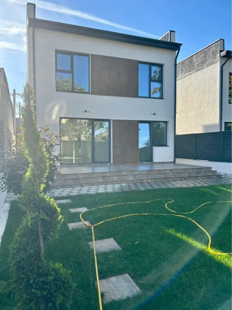 Vile moderne P+1 strada Jiului în oraș Voluntari - -Vila modernă P+1 E
-An construcție 2024
-Toate utilitățile 
Apă, canal , gaze, curent 
-Suprafață toată la curte 300 mp
-Suprafata toatala parter -86,42 mp
Living 39 mp
Bucătărie 15 mp
Hol 11 mp
Baie 6 mp
Terasa acces 6 mp
Terasa spate 18 mp
-Suprafața totala etaj 1 - 93 mp
Dormitor matrimonial 17 mp 
Dormitor2 -16,5
Dormitor 3 -16,5
Baie matrimonială -7,5
Baie2 - 7,5
Balcon -3 mp
-Suprafață toatala 180 mp
-Casa este finalizate cu finisaje de lux!
Gresie faianță Spania 
Sanitare Italia ( wc grohe încastrate )
Balcon sticlă
Mâna curentă din sticlă cu lemn stejar
Trepte scară ( lemn stejar )
Riflaje interioare
Cornișa tavan 
Plinta lemn alb pereți 
Glaf interior exterior
Ușă intrare Sagan 
Uși interioare clasice Albero 
Termopane Veka tripan !
Încălzire în pardoseală ( termostate în toate camerele pentru reglarea temperaturi)
Centrala termică Imergaz 
Tabla 0,6 Grande Mat 
-Curte amenajată -pavaj , gazon , brazi , tuia, flori, gard tablă , parcare mașina 
Casele se află pe strada Jiului în oraș Voluntari 
Pentru mai multe detalii ( poze filmări )apelați 07******67- Alex
Preț -325000€