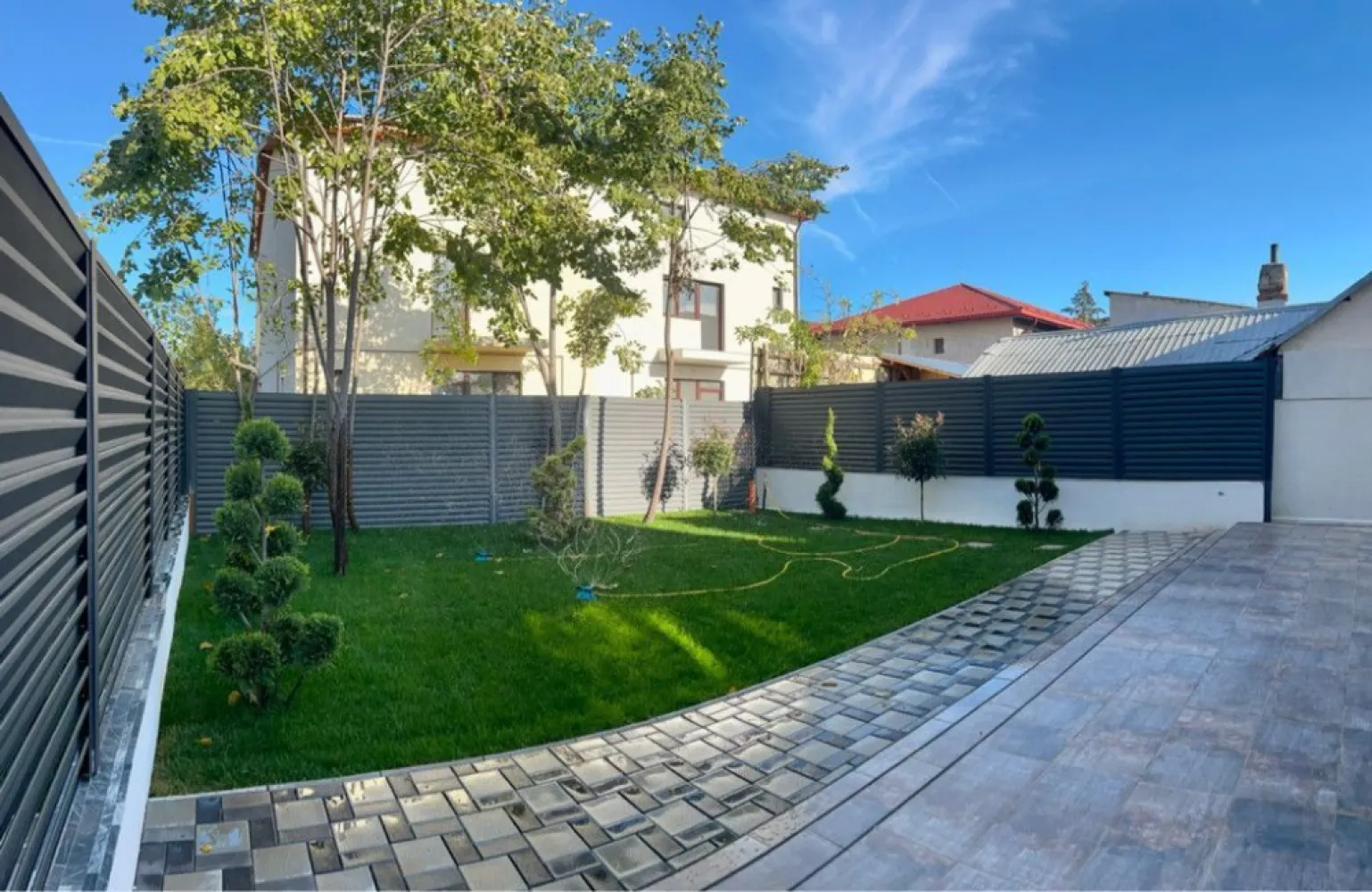 Vile moderne P+1 strada Jiului în oraș Voluntari - -Vila modernă P+1 E
-An construcție 2024
-Toate utilitățile 
Apă, canal , gaze, curent 
-Suprafață toată la curte 300 mp
-Suprafata toatala parter -86,42 mp
Living 39 mp
Bucătărie 15 mp
Hol 11 mp
Baie 6 mp
Terasa acces 6 mp
Terasa spate 18 mp
-Suprafața totala etaj 1 - 93 mp
Dormitor matrimonial 17 mp 
Dormitor2 -16,5
Dormitor 3 -16,5
Baie matrimonială -7,5
Baie2 - 7,5
Balcon -3 mp
-Suprafață toatala 180 mp
-Casa este finalizate cu finisaje de lux!
Gresie faianță Spania 
Sanitare Italia ( wc grohe încastrate )
Balcon sticlă
Mâna curentă din sticlă cu lemn stejar
Trepte scară ( lemn stejar )
Riflaje interioare
Cornișa tavan 
Plinta lemn alb pereți 
Glaf interior exterior
Ușă intrare Sagan 
Uși interioare clasice Albero 
Termopane Veka tripan !
Încălzire în pardoseală ( termostate în toate camerele pentru reglarea temperaturi)
Centrala termică Imergaz 
Tabla 0,6 Grande Mat 
-Curte amenajată -pavaj , gazon , brazi , tuia, flori, gard tablă , parcare mașina 
Casele se află pe strada Jiului în oraș Voluntari 
Pentru mai multe detalii ( poze filmări )apelați 07******67- Alex
Preț -325000€