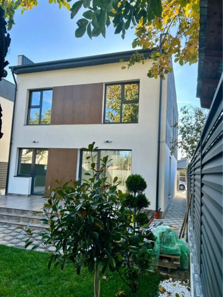 Vile moderne P+1 strada Jiului în oraș Voluntari - -Vila modernă P+1 E
-An construcție 2024
-Toate utilitățile 
Apă, canal , gaze, curent 
-Suprafață toată la curte 300 mp
-Suprafata toatala parter -86,42 mp
Living 39 mp
Bucătărie 15 mp
Hol 11 mp
Baie 6 mp
Terasa acces 6 mp
Terasa spate 18 mp
-Suprafața totala etaj 1 - 93 mp
Dormitor matrimonial 17 mp 
Dormitor2 -16,5
Dormitor 3 -16,5
Baie matrimonială -7,5
Baie2 - 7,5
Balcon -3 mp
-Suprafață toatala 180 mp
-Casa este finalizate cu finisaje de lux!
Gresie faianță Spania 
Sanitare Italia ( wc grohe încastrate )
Balcon sticlă
Mâna curentă din sticlă cu lemn stejar
Trepte scară ( lemn stejar )
Riflaje interioare
Cornișa tavan 
Plinta lemn alb pereți 
Glaf interior exterior
Ușă intrare Sagan 
Uși interioare clasice Albero 
Termopane Veka tripan !
Încălzire în pardoseală ( termostate în toate camerele pentru reglarea temperaturi)
Centrala termică Imergaz 
Tabla 0,6 Grande Mat 
-Curte amenajată -pavaj , gazon , brazi , tuia, flori, gard tablă , parcare mașina 
Casele se află pe strada Jiului în oraș Voluntari 
Pentru mai multe detalii ( poze filmări )apelați 07******67- Alex
Preț -325000€