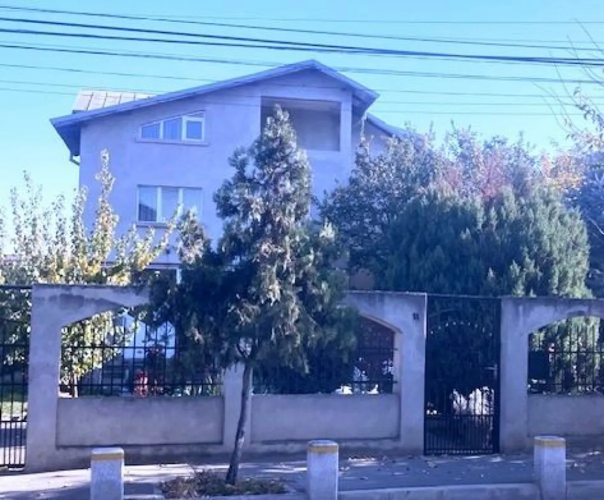 Popesti Leordeni - Soseaua Oltenitei, central - Drumul Fermei - adiacent Soseaua Oltenitei, de vanzare proprietate generoasa cu dubla deschidere 24 x 35, acces auto + parcare laterala, teren total 850 mp din care liber 695 mp; casa - vila construita 2003 cu S+P+1E+M, sc 450 mp (subsol 32 mp, parter 162 mp, etaj 120 mp, mansarda 115 mp, terase 45 mp, dependinte/anexe) total 9 camere, 2 bucatarii, 2 bai + WC serviciu, holuri, scara interioara, 2 terase inchise, acces frontal + acces de serviciu secundar. Structura de rezistenta cu fundatii, stalpi, grinzi si plansee din beton armat; zidarii perimetrale din BCA cu termosistem vata minerala si polistiren; sarpanta cu grinda centrala armata, termoizolatii, acoperita cu tabla zincata. 
Ideal sediu firma, activitate comerciala, domeniu educativ, alimentatie sau sanatate.
Toate documentele la zi, disponibila oricand pentru vizionare prin agentie, deschis pentru negociere, LIBERA LA VANZARE!