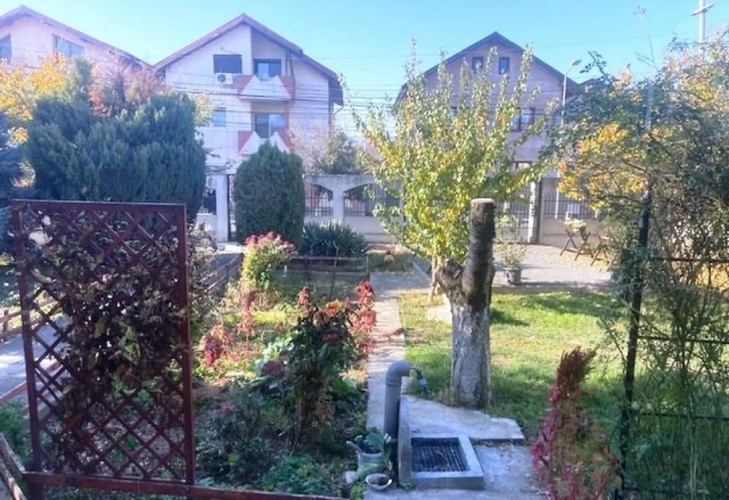 Popesti Leordeni - Soseaua Oltenitei, central - Drumul Fermei - adiacent Soseaua Oltenitei, de vanzare proprietate generoasa cu dubla deschidere 24 x 35, acces auto + parcare laterala, teren total 850 mp din care liber 695 mp; casa - vila construita 2003 cu S+P+1E+M, sc 450 mp (subsol 32 mp, parter 162 mp, etaj 120 mp, mansarda 115 mp, terase 45 mp, dependinte/anexe) total 9 camere, 2 bucatarii, 2 bai + WC serviciu, holuri, scara interioara, 2 terase inchise, acces frontal + acces de serviciu secundar. Structura de rezistenta cu fundatii, stalpi, grinzi si plansee din beton armat; zidarii perimetrale din BCA cu termosistem vata minerala si polistiren; sarpanta cu grinda centrala armata, termoizolatii, acoperita cu tabla zincata. 
Ideal sediu firma, activitate comerciala, domeniu educativ, alimentatie sau sanatate.
Toate documentele la zi, disponibila oricand pentru vizionare prin agentie, deschis pentru negociere, LIBERA LA VANZARE!