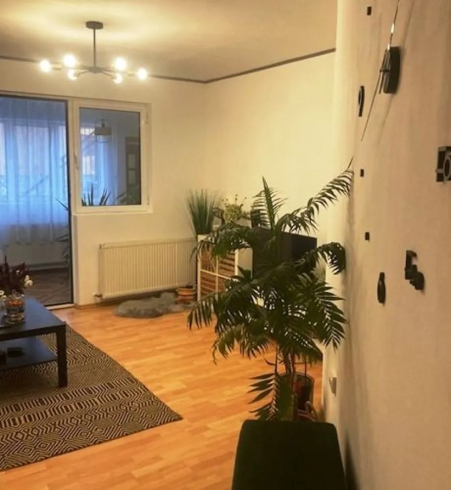 Popesti Leordeni - Soseaua Oltenitei, central - Drumul Fermei - adiacent Soseaua Oltenitei, de vanzare proprietate generoasa cu dubla deschidere 24 x 35, acces auto + parcare laterala, teren total 850 mp din care liber 695 mp; casa - vila construita 2003 cu S+P+1E+M, sc 450 mp (subsol 32 mp, parter 162 mp, etaj 120 mp, mansarda 115 mp, terase 45 mp, dependinte/anexe) total 9 camere, 2 bucatarii, 2 bai + WC serviciu, holuri, scara interioara, 2 terase inchise, acces frontal + acces de serviciu secundar. Structura de rezistenta cu fundatii, stalpi, grinzi si plansee din beton armat; zidarii perimetrale din BCA cu termosistem vata minerala si polistiren; sarpanta cu grinda centrala armata, termoizolatii, acoperita cu tabla zincata. 
Ideal sediu firma, activitate comerciala, domeniu educativ, alimentatie sau sanatate.
Toate documentele la zi, disponibila oricand pentru vizionare prin agentie, deschis pentru negociere, LIBERA LA VANZARE!