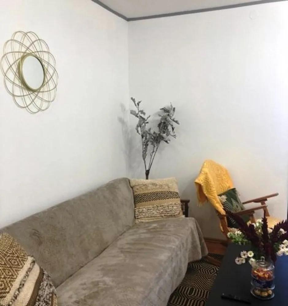 Popesti Leordeni - Soseaua Oltenitei, central - Drumul Fermei - adiacent Soseaua Oltenitei, de vanzare proprietate generoasa cu dubla deschidere 24 x 35, acces auto + parcare laterala, teren total 850 mp din care liber 695 mp; casa - vila construita 2003 cu S+P+1E+M, sc 450 mp (subsol 32 mp, parter 162 mp, etaj 120 mp, mansarda 115 mp, terase 45 mp, dependinte/anexe) total 9 camere, 2 bucatarii, 2 bai + WC serviciu, holuri, scara interioara, 2 terase inchise, acces frontal + acces de serviciu secundar. Structura de rezistenta cu fundatii, stalpi, grinzi si plansee din beton armat; zidarii perimetrale din BCA cu termosistem vata minerala si polistiren; sarpanta cu grinda centrala armata, termoizolatii, acoperita cu tabla zincata. 
Ideal sediu firma, activitate comerciala, domeniu educativ, alimentatie sau sanatate.
Toate documentele la zi, disponibila oricand pentru vizionare prin agentie, deschis pentru negociere, LIBERA LA VANZARE!
