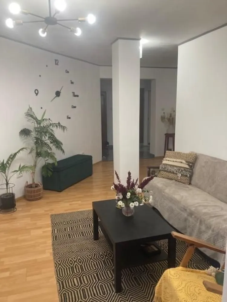 Popesti Leordeni - Soseaua Oltenitei, central - Drumul Fermei - adiacent Soseaua Oltenitei, de vanzare proprietate generoasa cu dubla deschidere 24 x 35, acces auto + parcare laterala, teren total 850 mp din care liber 695 mp; casa - vila construita 2003 cu S+P+1E+M, sc 450 mp (subsol 32 mp, parter 162 mp, etaj 120 mp, mansarda 115 mp, terase 45 mp, dependinte/anexe) total 9 camere, 2 bucatarii, 2 bai + WC serviciu, holuri, scara interioara, 2 terase inchise, acces frontal + acces de serviciu secundar. Structura de rezistenta cu fundatii, stalpi, grinzi si plansee din beton armat; zidarii perimetrale din BCA cu termosistem vata minerala si polistiren; sarpanta cu grinda centrala armata, termoizolatii, acoperita cu tabla zincata. 
Ideal sediu firma, activitate comerciala, domeniu educativ, alimentatie sau sanatate.
Toate documentele la zi, disponibila oricand pentru vizionare prin agentie, deschis pentru negociere, LIBERA LA VANZARE!