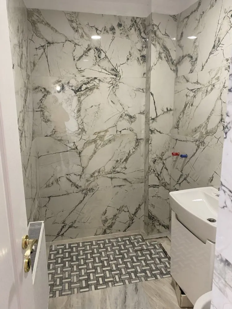 Casa de vanzare Turda / Domenii - Vând casă 3 camere ,baie ,pod locuibil ,terasă ,renovată în totalitate.
Finisaje de lux
Singur în curte , în vecinătate stație de metrou Grivita ,școală , parcul Regina Maria ,piața, 5 min Piața Victoriei.
Acte la zi disponibilă imediat 
Suprafața totală 98m
Toate utilitățile 
Direct proprietar