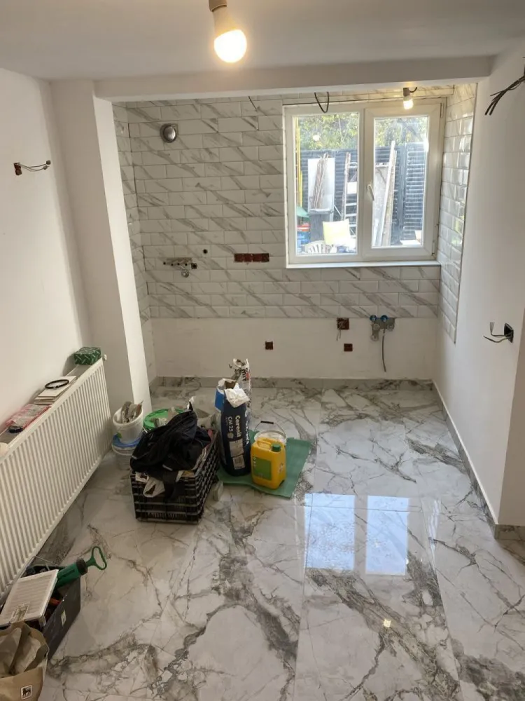 Casa de vanzare Turda / Domenii - Vând casă 3 camere ,baie ,pod locuibil ,terasă ,renovată în totalitate.
Finisaje de lux
Singur în curte , în vecinătate stație de metrou Grivita ,școală , parcul Regina Maria ,piața, 5 min Piața Victoriei.
Acte la zi disponibilă imediat 
Suprafața totală 98m
Toate utilitățile 
Direct proprietar