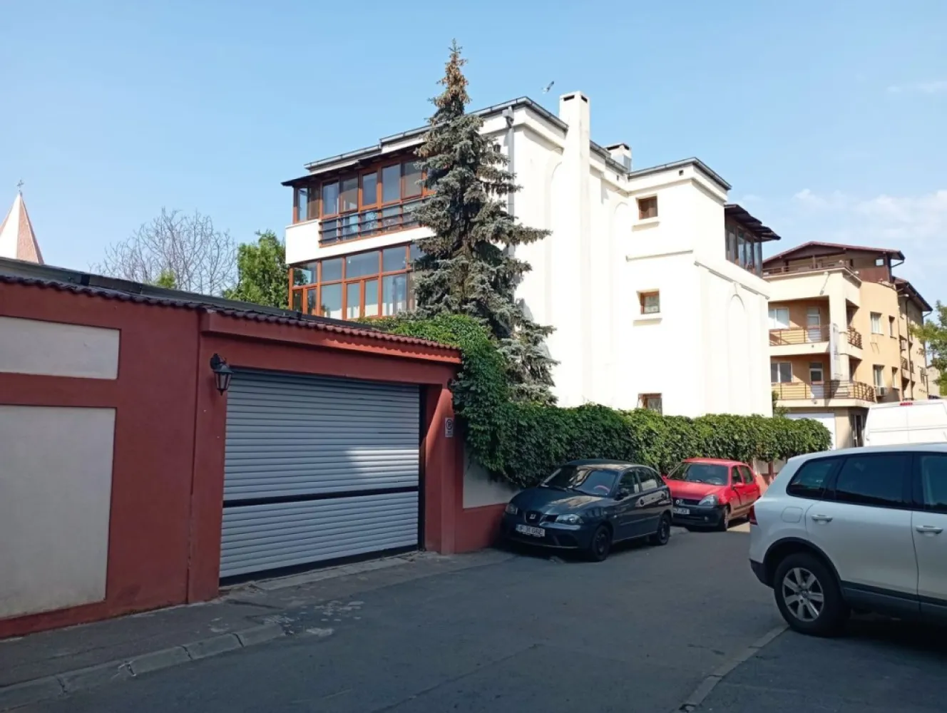 Sector 1, Bucuresti - vila neoclasica amplasata la 30 m de statia de metrou 1 Mai, pe str. Dornei, nr. 80, sect.1, Bucuresti.
Deschidere la 2 strazi
- 11.20 m Dornei si 39.00 m.
- vecinatate cu gradina parohie, nu se poate construi in viitor.
- 3 intrari pietonale
- 2 intrari auto.
- vila - 500 mp, recent modernizata cu inchideri termopan.
- demisol amenajat ca si crama.
- centrala termica in garantie.
- 3 intrari in casa.
- semineu cu lemne functional.
Constructie secundara in curte - 60.00 mp
- fost garaj amenajat ca si bucatarie cu 2 grupuri sanitare- se pate amenaja ca si garsoniera - 60 mp construiti.
- alimentare cu apa si canalizare.
- centrala proprie montata recent.
Amenajare curte.
- pergola retractabila automatizata si iluminata.
- poarta auto tip rulou automatizata si montata in 2023.
- curtea interioara acoperita cu deck - 140.00 mp.
- bar exterior facut manual din confectie metalica, placat cu marmura.
- barul are alimentare proprie cu apa si canalizare.