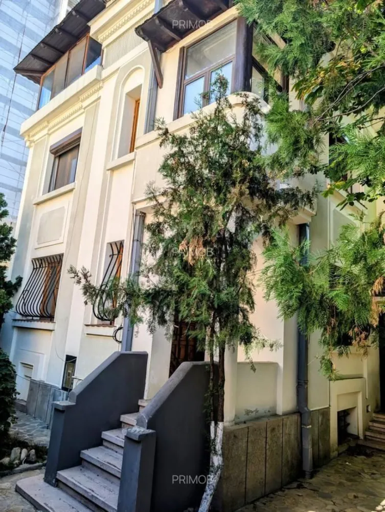 Sector 1, Bucuresti - vila neoclasica amplasata la 30 m de statia de metrou 1 Mai, pe str. Dornei, nr. 80, sect.1, Bucuresti.
Deschidere la 2 strazi
- 11.20 m Dornei si 39.00 m.
- vecinatate cu gradina parohie, nu se poate construi in viitor.
- 3 intrari pietonale
- 2 intrari auto.
- vila - 500 mp, recent modernizata cu inchideri termopan.
- demisol amenajat ca si crama.
- centrala termica in garantie.
- 3 intrari in casa.
- semineu cu lemne functional.
Constructie secundara in curte - 60.00 mp
- fost garaj amenajat ca si bucatarie cu 2 grupuri sanitare- se pate amenaja ca si garsoniera - 60 mp construiti.
- alimentare cu apa si canalizare.
- centrala proprie montata recent.
Amenajare curte.
- pergola retractabila automatizata si iluminata.
- poarta auto tip rulou automatizata si montata in 2023.
- curtea interioara acoperita cu deck - 140.00 mp.
- bar exterior facut manual din confectie metalica, placat cu marmura.
- barul are alimentare proprie cu apa si canalizare.