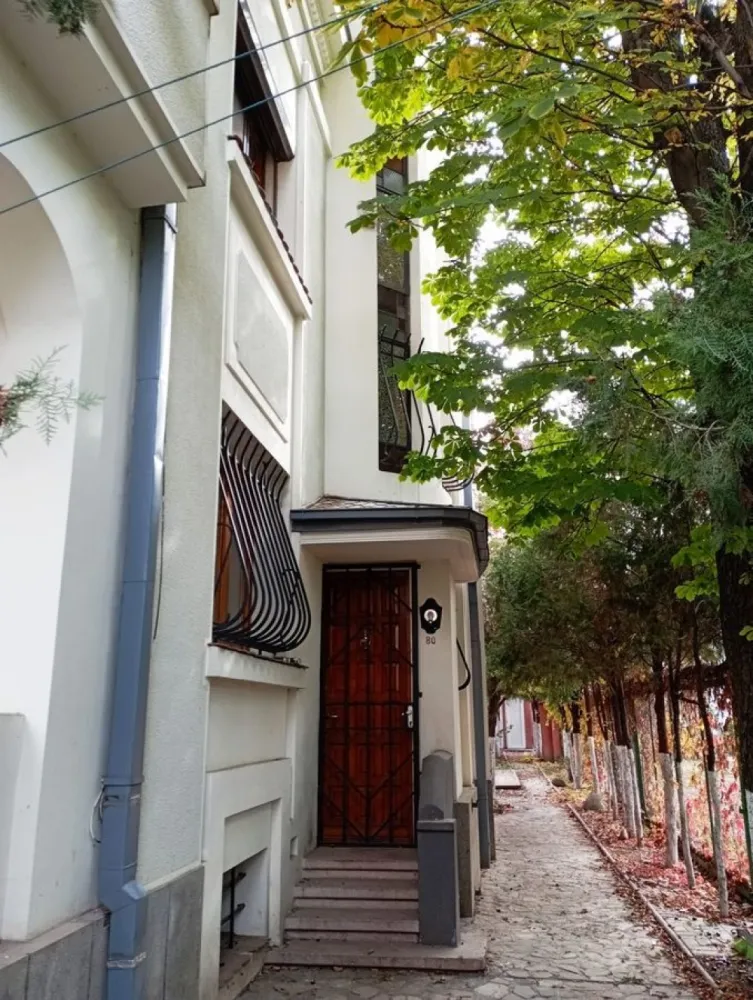 Sector 1, Bucuresti - vila neoclasica amplasata la 30 m de statia de metrou 1 Mai, pe str. Dornei, nr. 80, sect.1, Bucuresti.
Deschidere la 2 strazi
- 11.20 m Dornei si 39.00 m.
- vecinatate cu gradina parohie, nu se poate construi in viitor.
- 3 intrari pietonale
- 2 intrari auto.
- vila - 500 mp, recent modernizata cu inchideri termopan.
- demisol amenajat ca si crama.
- centrala termica in garantie.
- 3 intrari in casa.
- semineu cu lemne functional.
Constructie secundara in curte - 60.00 mp
- fost garaj amenajat ca si bucatarie cu 2 grupuri sanitare- se pate amenaja ca si garsoniera - 60 mp construiti.
- alimentare cu apa si canalizare.
- centrala proprie montata recent.
Amenajare curte.
- pergola retractabila automatizata si iluminata.
- poarta auto tip rulou automatizata si montata in 2023.
- curtea interioara acoperita cu deck - 140.00 mp.
- bar exterior facut manual din confectie metalica, placat cu marmura.
- barul are alimentare proprie cu apa si canalizare.