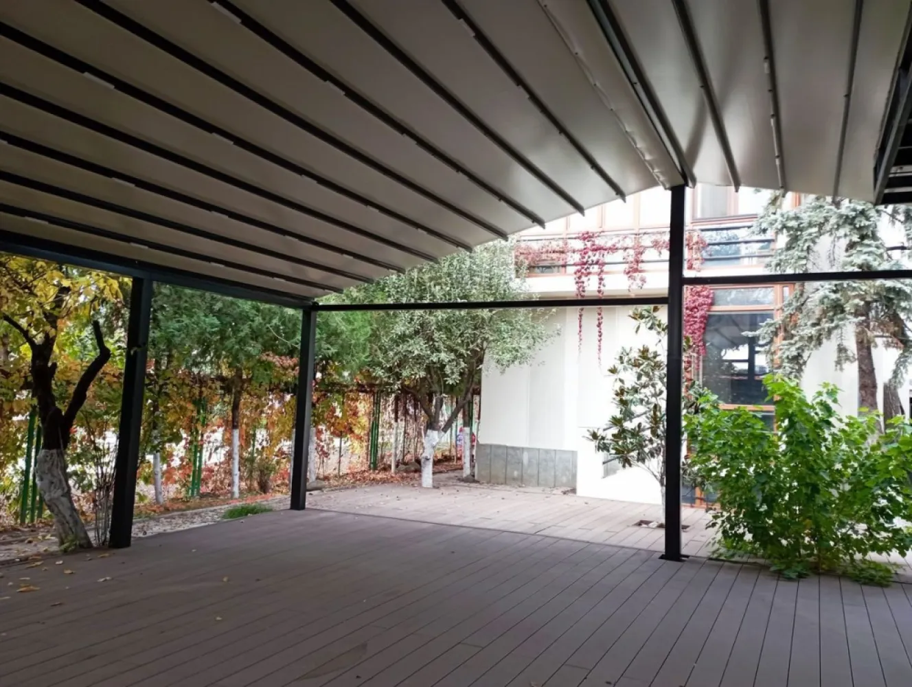 Sector 1, Bucuresti - vila neoclasica amplasata la 30 m de statia de metrou 1 Mai, pe str. Dornei, nr. 80, sect.1, Bucuresti.
Deschidere la 2 strazi
- 11.20 m Dornei si 39.00 m.
- vecinatate cu gradina parohie, nu se poate construi in viitor.
- 3 intrari pietonale
- 2 intrari auto.
- vila - 500 mp, recent modernizata cu inchideri termopan.
- demisol amenajat ca si crama.
- centrala termica in garantie.
- 3 intrari in casa.
- semineu cu lemne functional.
Constructie secundara in curte - 60.00 mp
- fost garaj amenajat ca si bucatarie cu 2 grupuri sanitare- se pate amenaja ca si garsoniera - 60 mp construiti.
- alimentare cu apa si canalizare.
- centrala proprie montata recent.
Amenajare curte.
- pergola retractabila automatizata si iluminata.
- poarta auto tip rulou automatizata si montata in 2023.
- curtea interioara acoperita cu deck - 140.00 mp.
- bar exterior facut manual din confectie metalica, placat cu marmura.
- barul are alimentare proprie cu apa si canalizare.