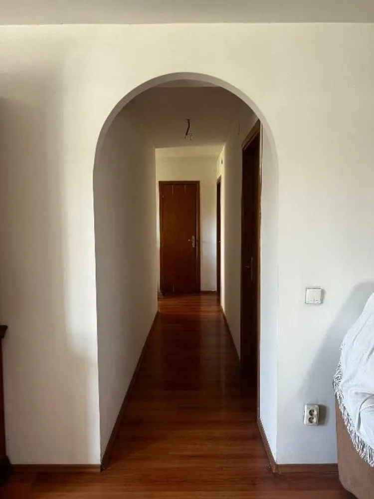Casa de vanzare Andronache/Colentina/Pipera - 10 camere - Se vinde o casă spaţioasă şi bine compartimentată, cu regim de înălţime P+E+M (mansarda fiind complet utilată şi locuibilă), situată în zona Andronache/Colentina, în apropierea autostrăzii A3. Accesul este rapid către metrou Pipera, Otopeni, Băneasa şi zona Tei. Proprietatea beneficiază de conexiuni excelente la transportul public, având două linii de autobuz (343 şi 382) care asigură legătura cu zonele centrale.

Detalii Compartimentare:
- 10 camere
- 2 bucătării
- 3 băi

Dimensiuni:
- Suprafaţă utilă construcţie: 185 mp
- Amprentă la sol: 107 mp
- Suprafaţa curte: 330 mp

Caracteristici Suplimentare:
- Casa a fost construită în anul 2006
- Două intrări separate, fiecare cu curte privată
- În curte se găsesc două anexe utilizate ca debarale/magazii
- Două locuri de parcare neacoperite
- Pivniţă/beci

Direct proprietar.