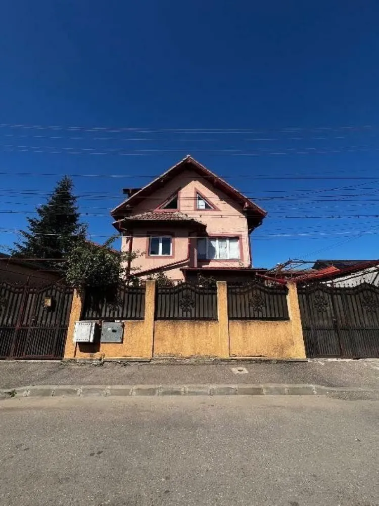Casa de vanzare Andronache/Colentina/Pipera - 10 camere - Se vinde o casă spaţioasă şi bine compartimentată, cu regim de înălţime P+E+M (mansarda fiind complet utilată şi locuibilă), situată în zona Andronache/Colentina, în apropierea autostrăzii A3. Accesul este rapid către metrou Pipera, Otopeni, Băneasa şi zona Tei. Proprietatea beneficiază de conexiuni excelente la transportul public, având două linii de autobuz (343 şi 382) care asigură legătura cu zonele centrale.

Detalii Compartimentare:
- 10 camere
- 2 bucătării
- 3 băi

Dimensiuni:
- Suprafaţă utilă construcţie: 185 mp
- Amprentă la sol: 107 mp
- Suprafaţa curte: 330 mp

Caracteristici Suplimentare:
- Casa a fost construită în anul 2006
- Două intrări separate, fiecare cu curte privată
- În curte se găsesc două anexe utilizate ca debarale/magazii
- Două locuri de parcare neacoperite
- Pivniţă/beci

Direct proprietar.